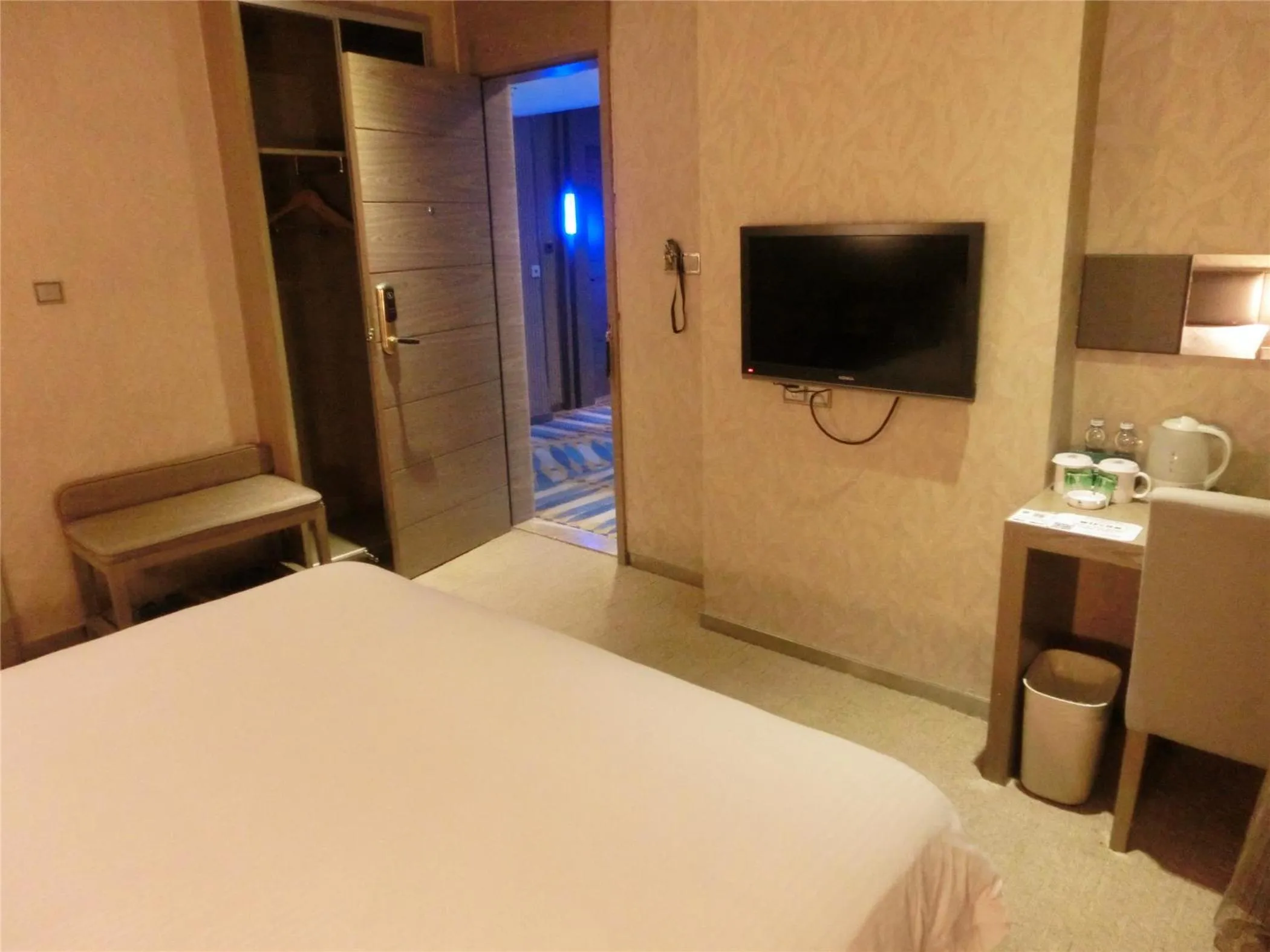 Bed, TV/Entertainment Center in Greentree Alliance Shenzhen Shekou Sea World Hotel