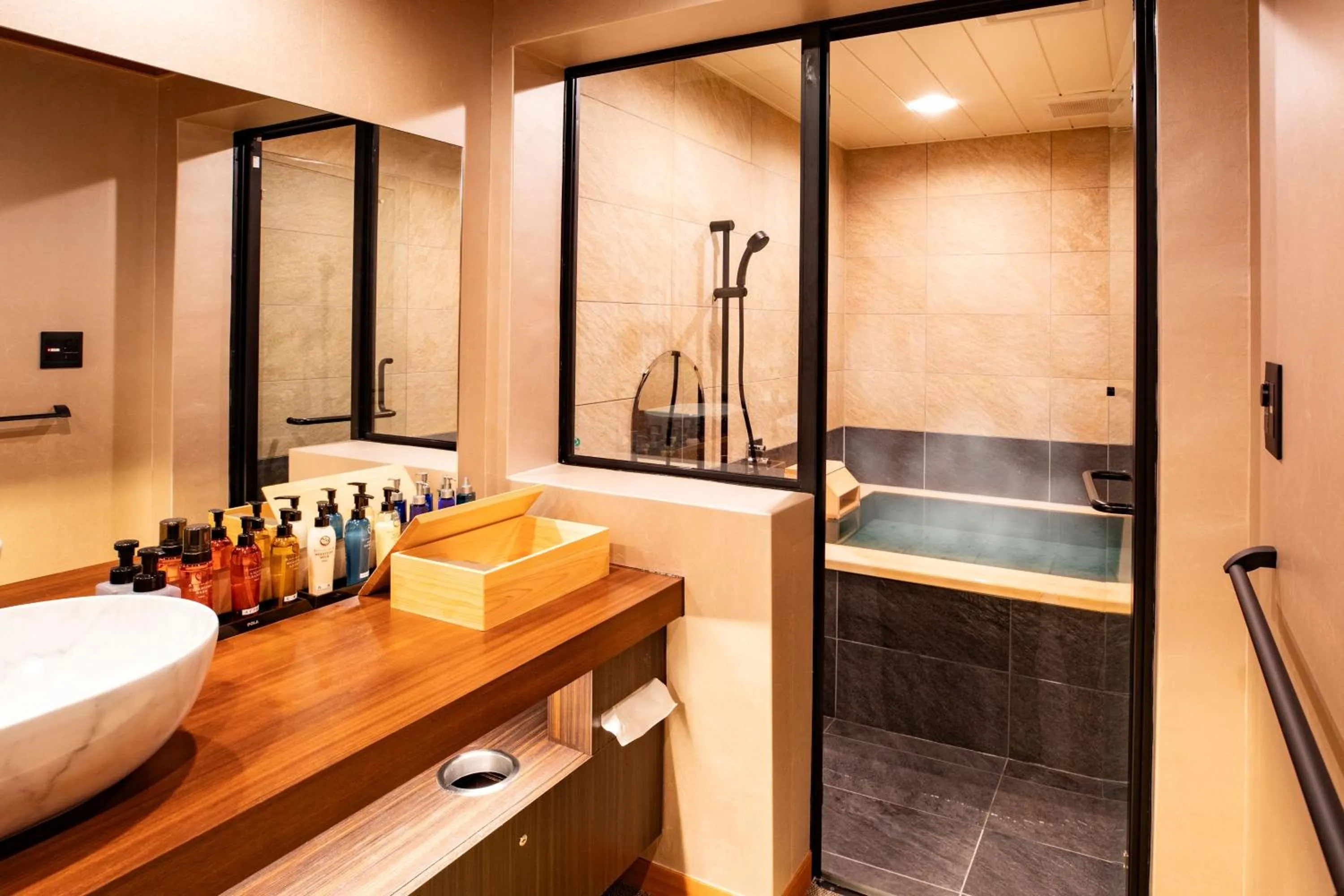 Hot Spring Bath in Beautiful Japanese Garden Kagetsu