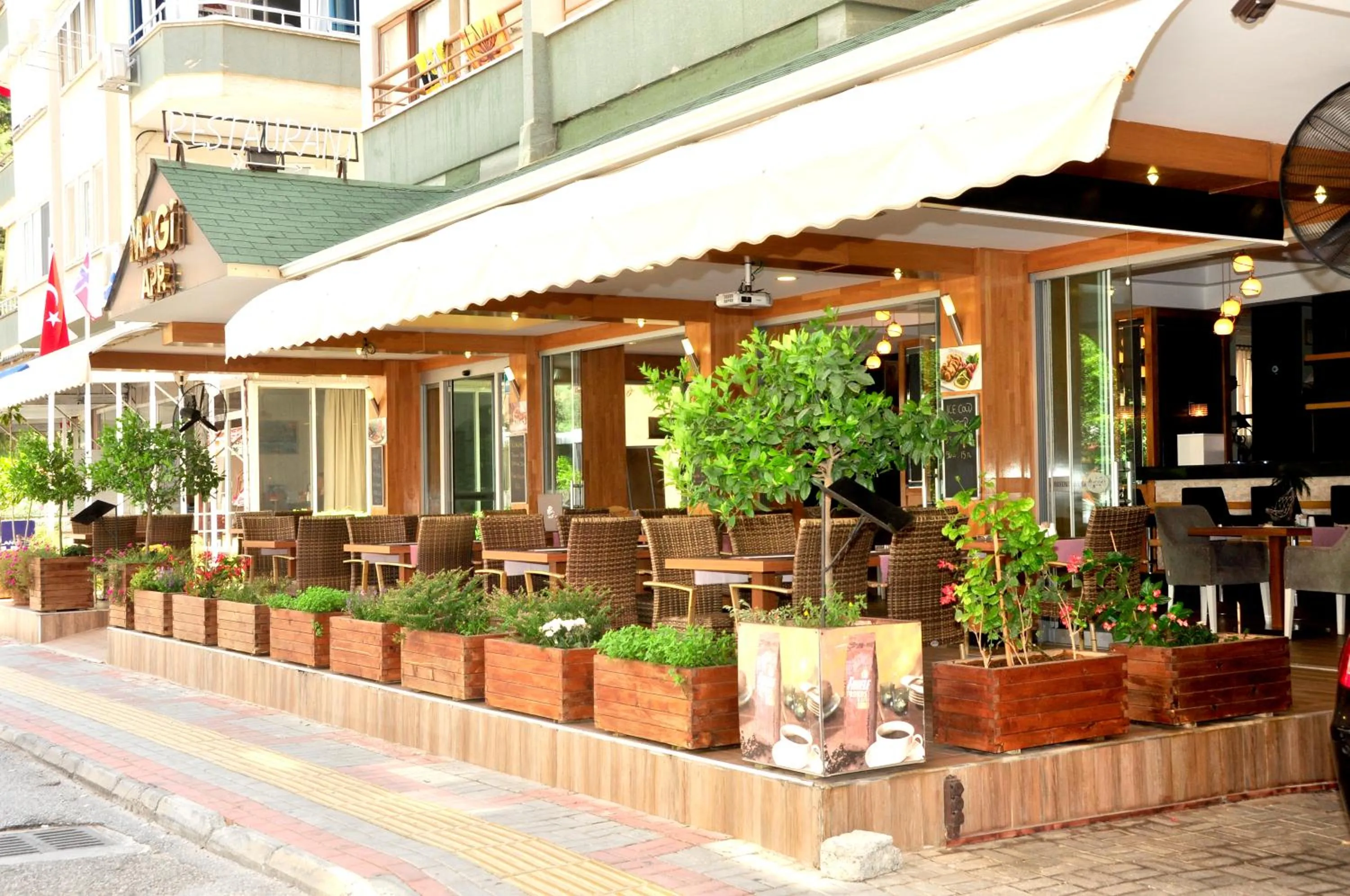 Facade/entrance in Magi Apart Hotel