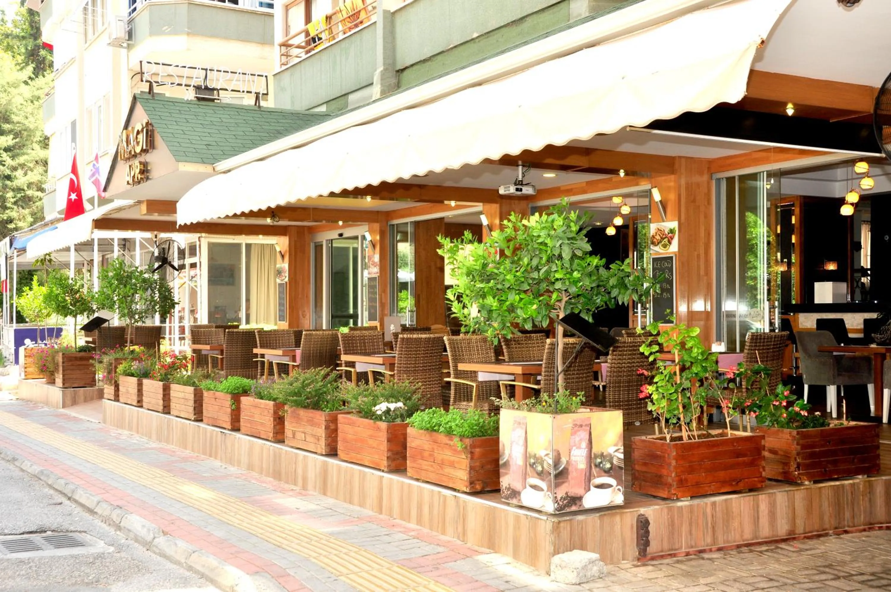 Restaurant/places to eat in Magi Apart Hotel