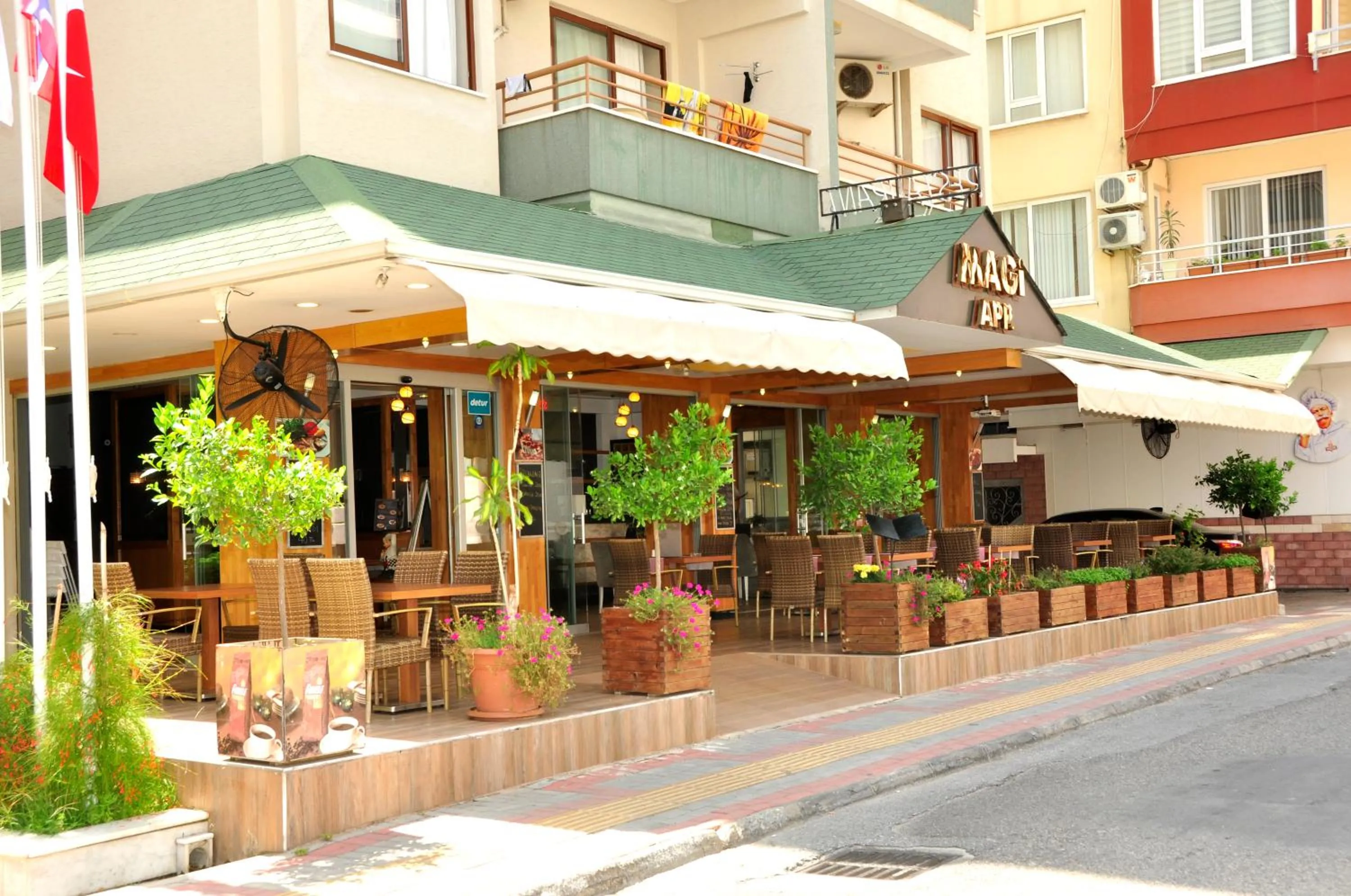 Facade/entrance in Magi Apart Hotel