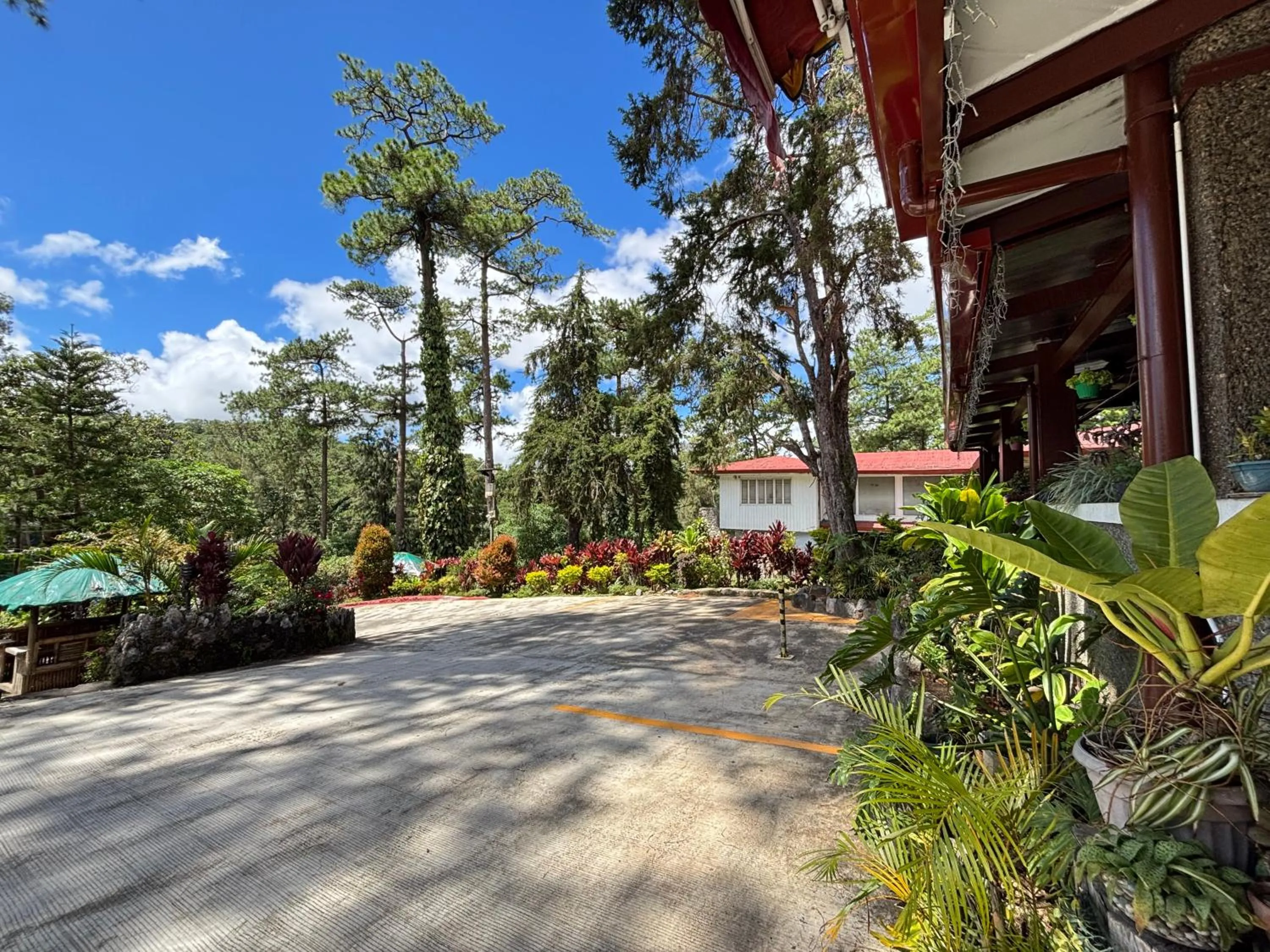 Parking in Log Cabin Hotel - Baguio