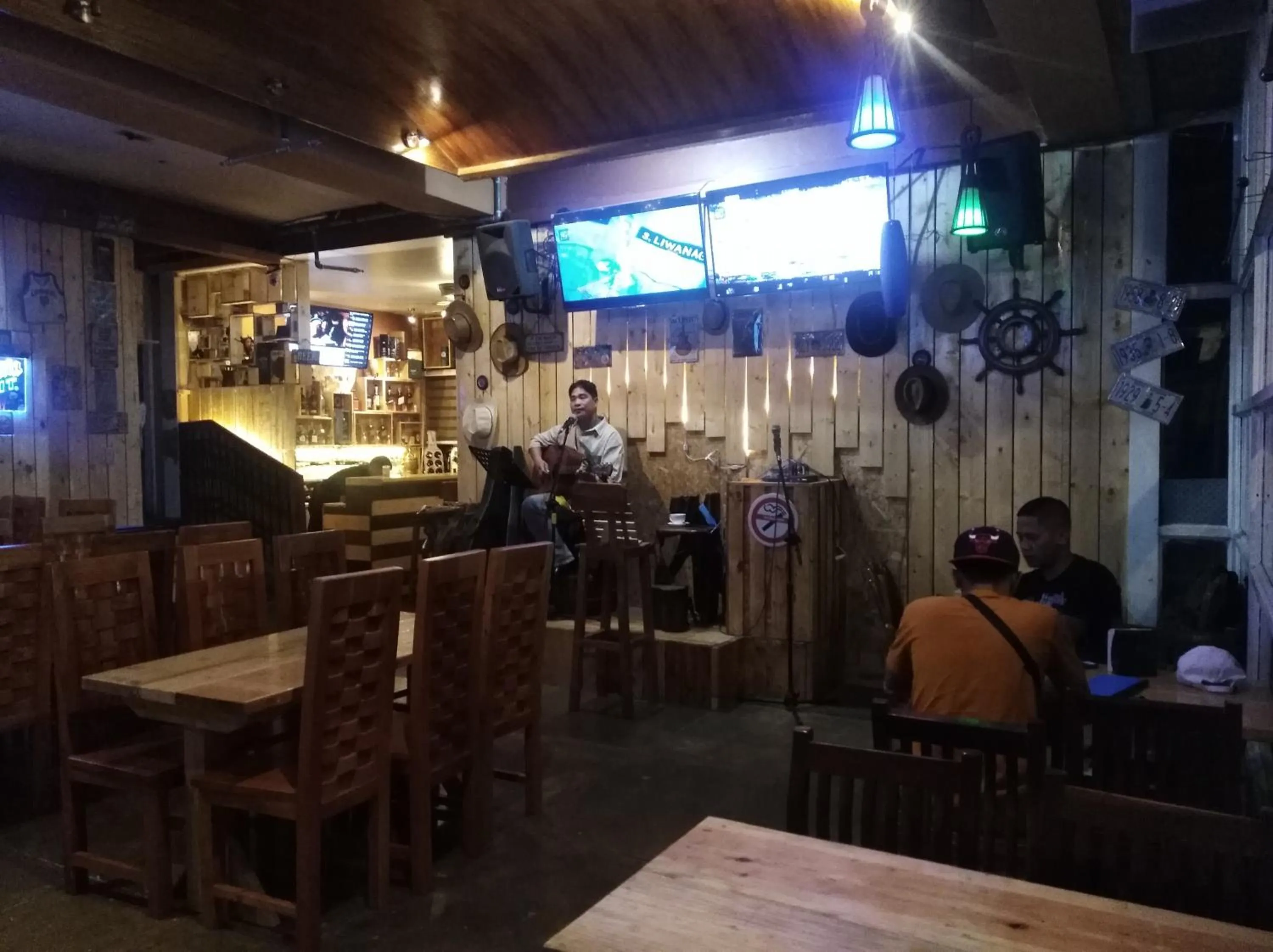 Lounge or bar in Log Cabin Hotel - Baguio
