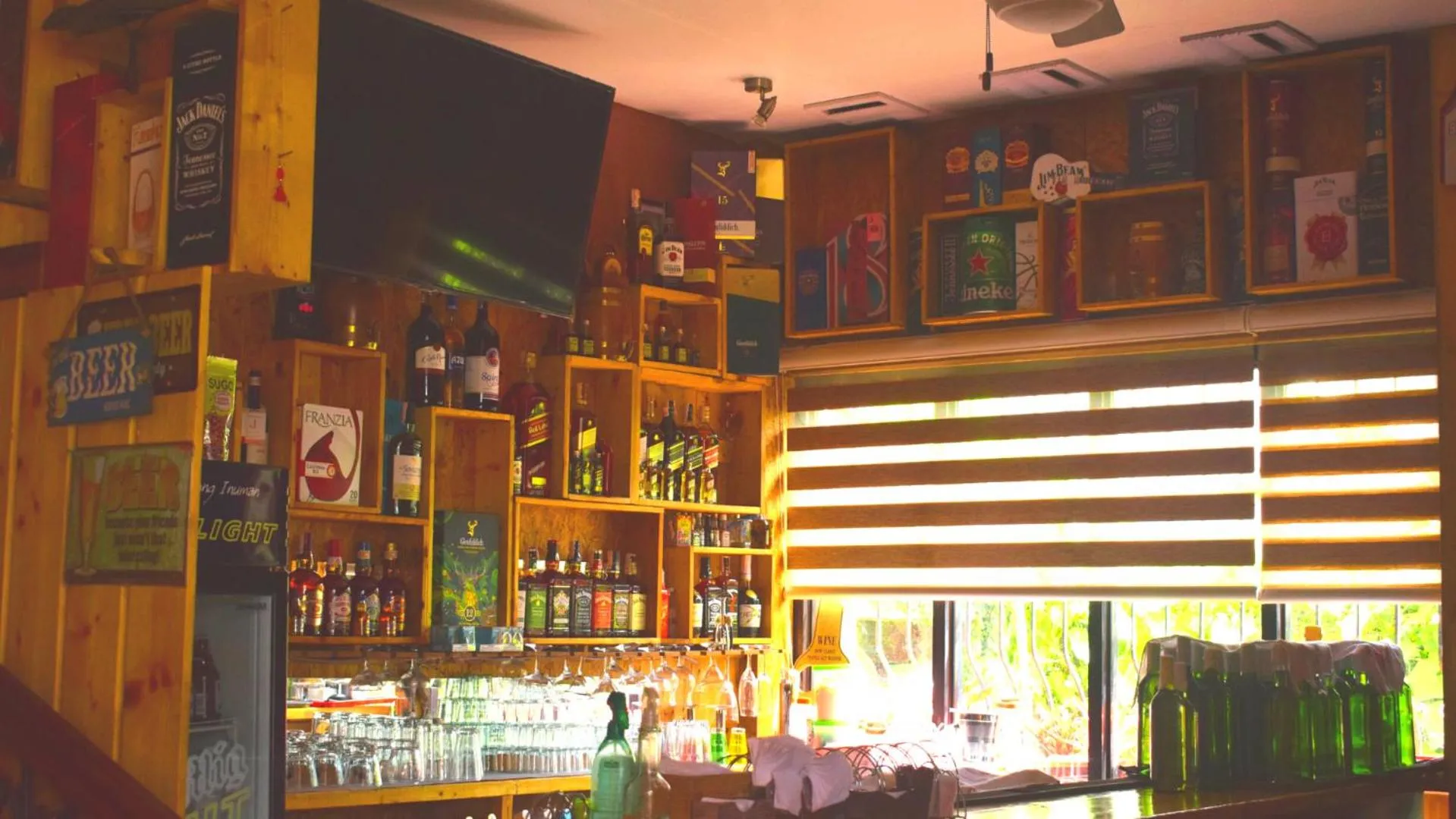 Lounge or bar in Log Cabin Hotel - Baguio