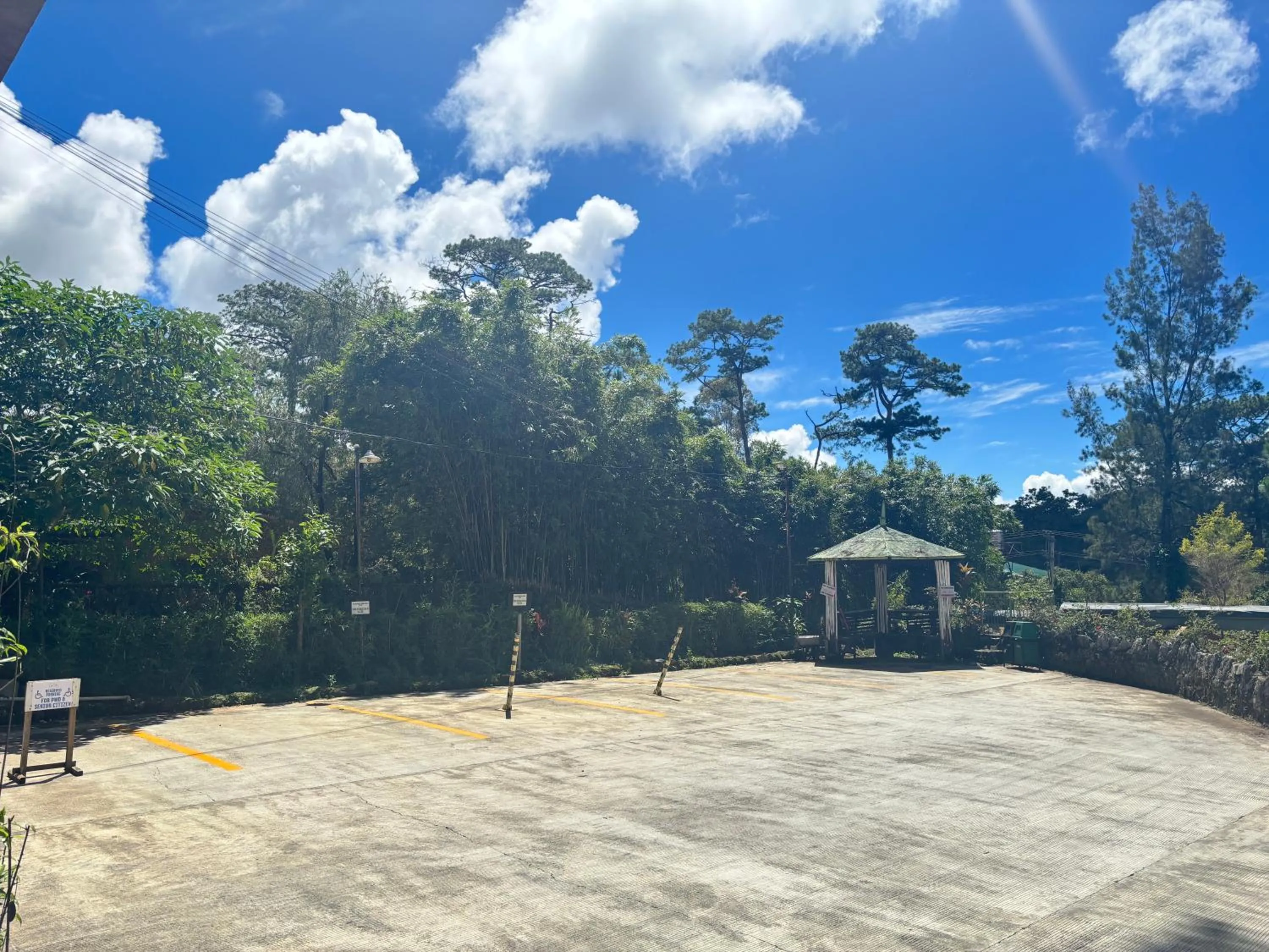 Parking in Log Cabin Hotel - Baguio