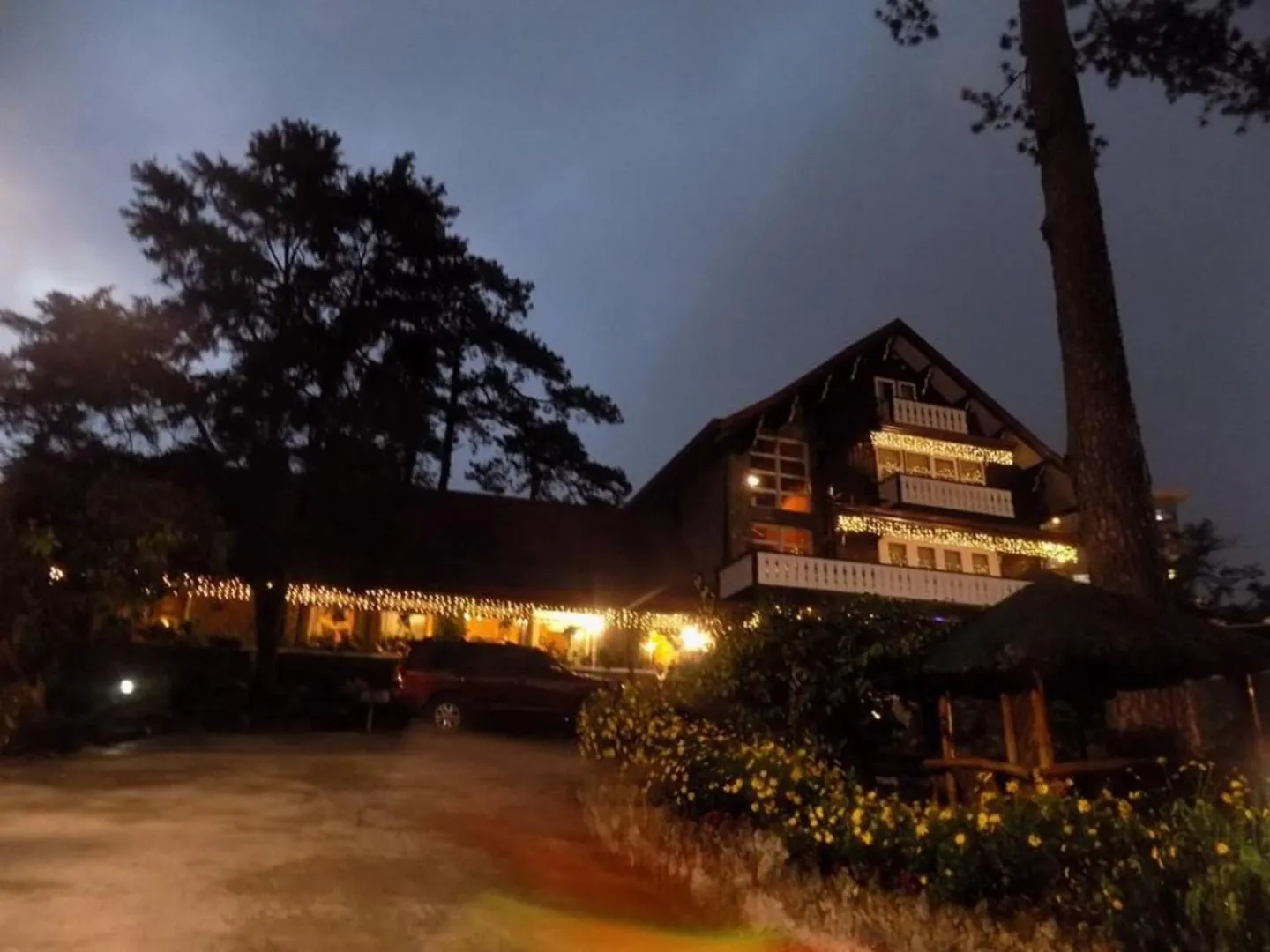 Facade/entrance in Log Cabin Hotel - Baguio