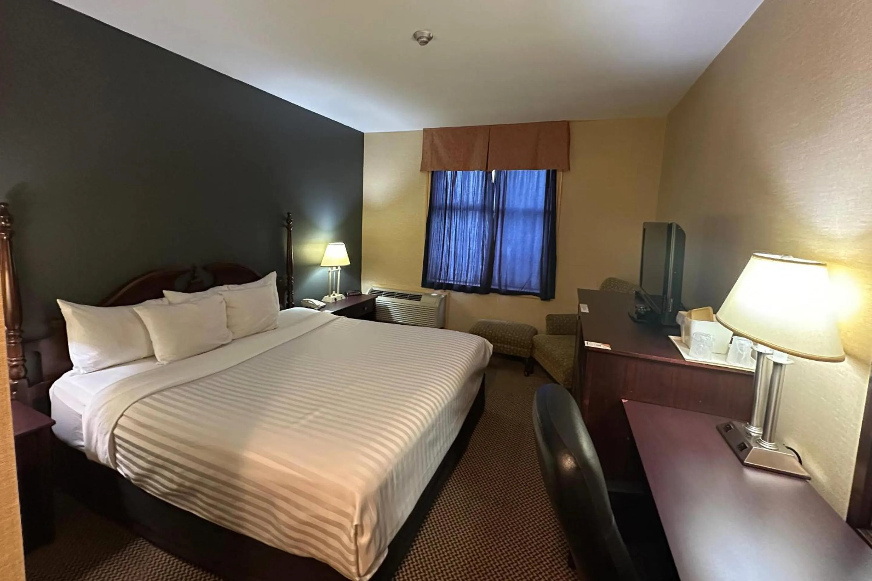 Bedroom, Bed in Econo Lodge City Centre