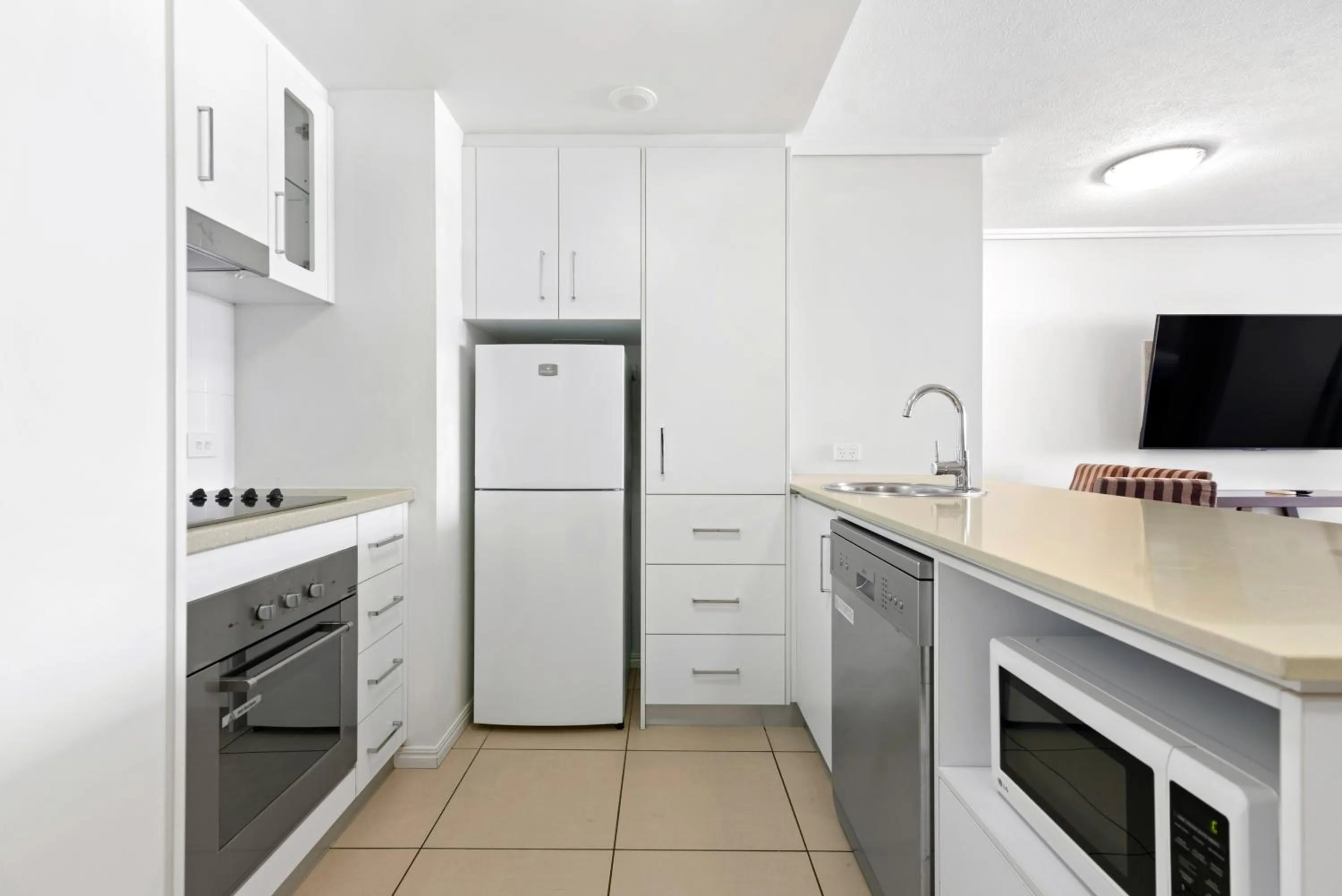 Kitchen or kitchenette in Cairns Central Plaza Apartment Hotel Official