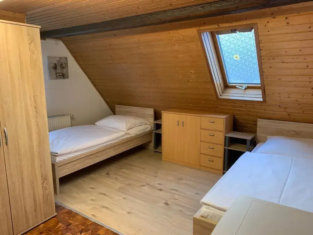 Quadruple Room in AB Apartment - Zimmer mit Gemeinschaftsräumen in Uhingen Quadruple Room in AB Apartment - Zimmer mit Gemeinschaftsräumen in Uhingen