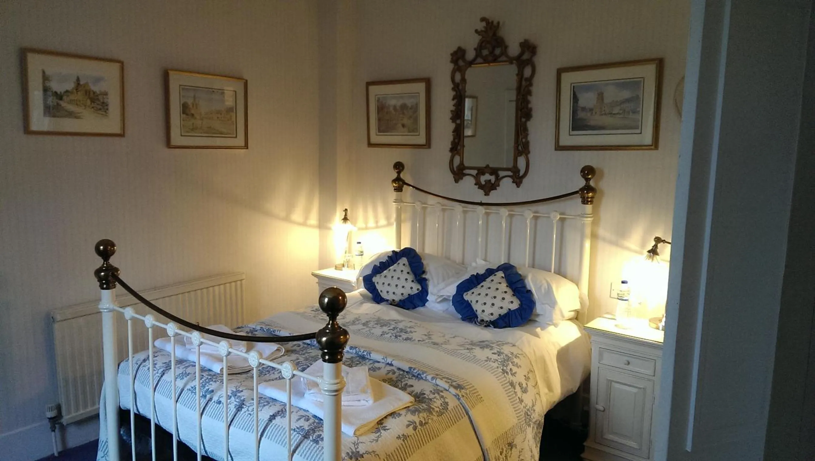 Bed in The Inn at Fossebridge