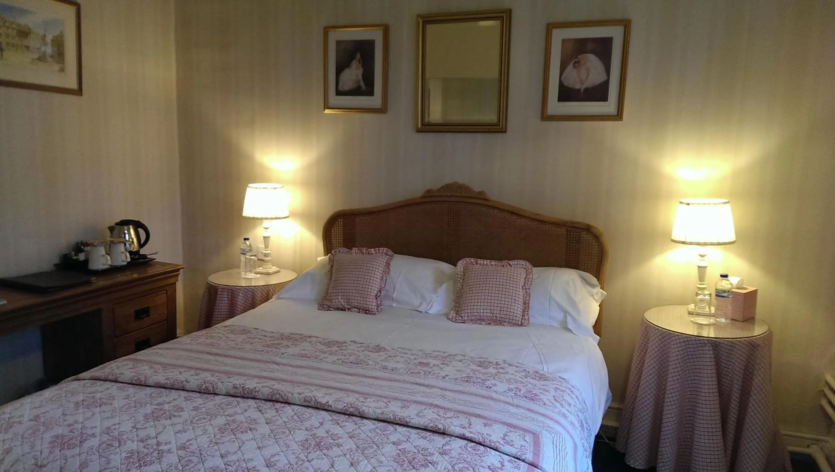 Bed in The Inn at Fossebridge