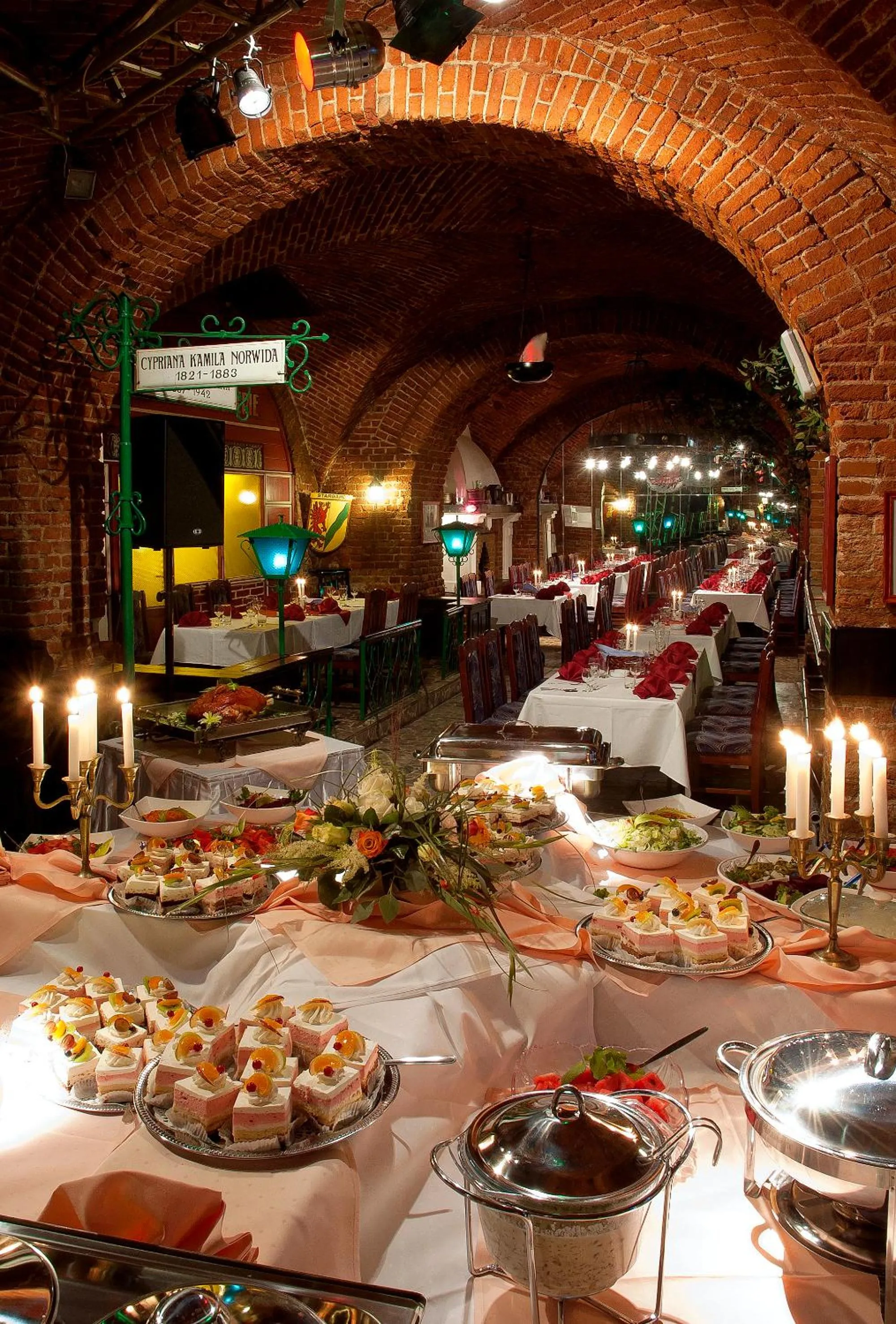 Restaurant/places to eat in Hotel Victoria