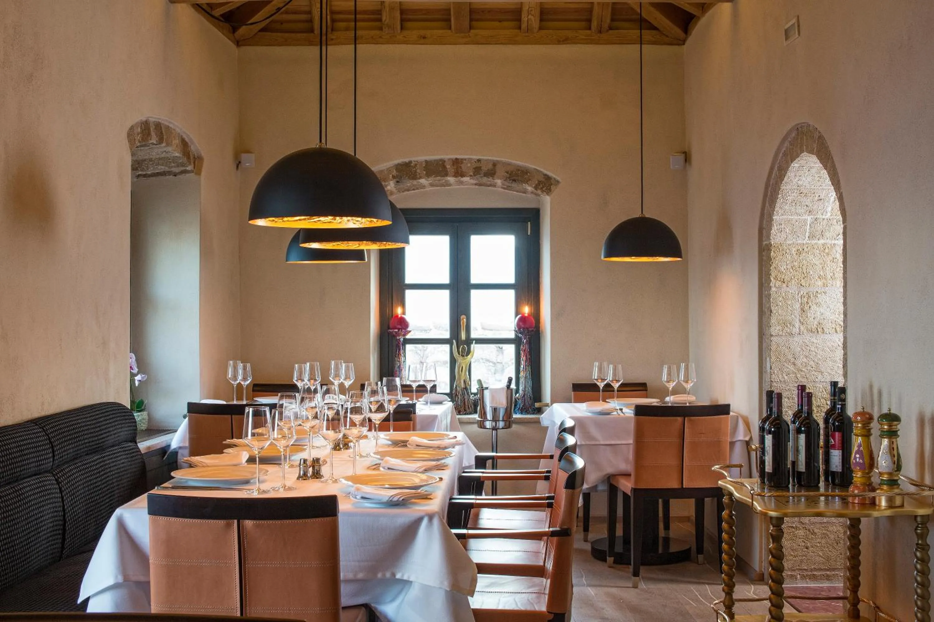 Restaurant/places to eat in Moni Emvasis Luxury Suites