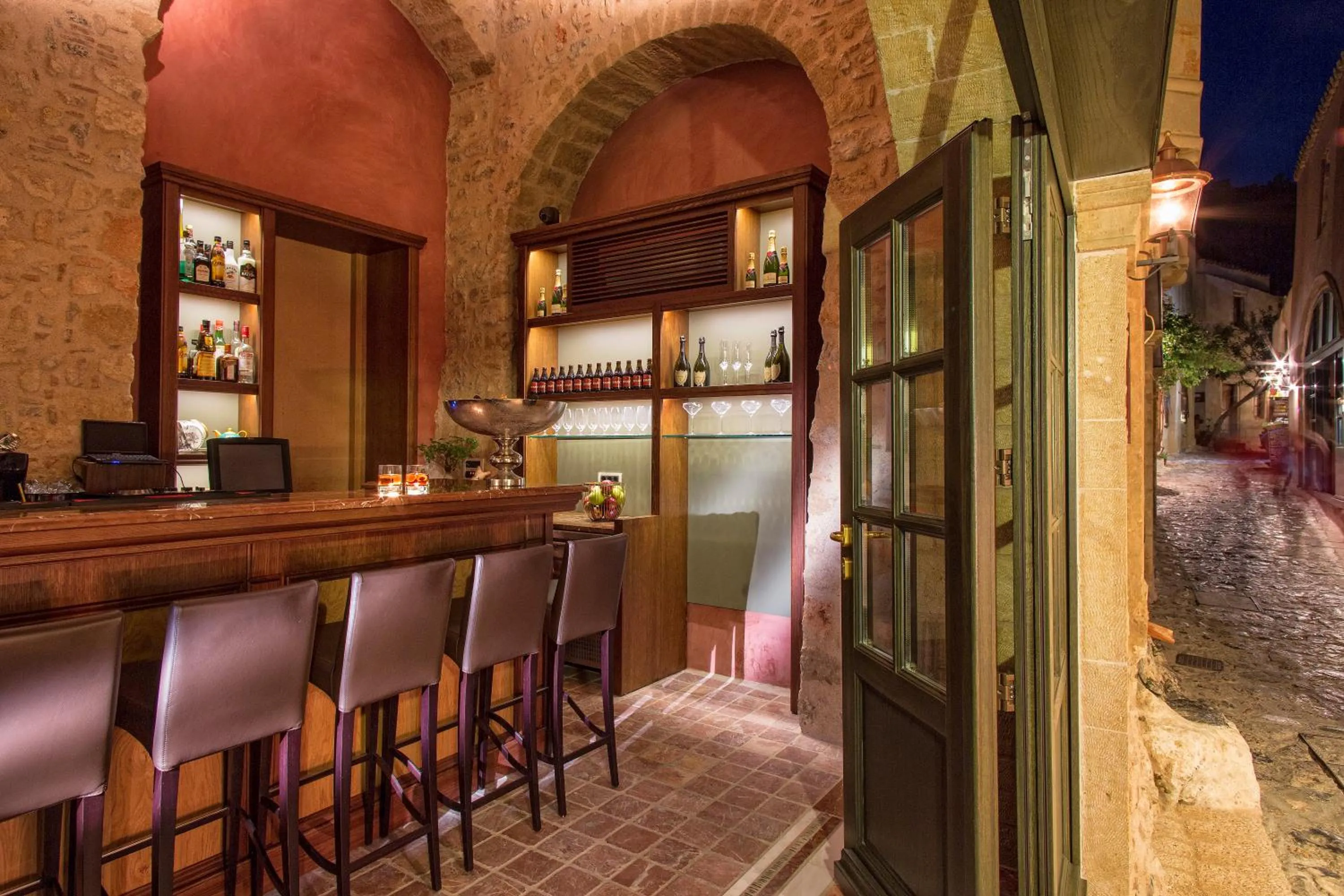 Coffee/tea facilities in Moni Emvasis Luxury Suites