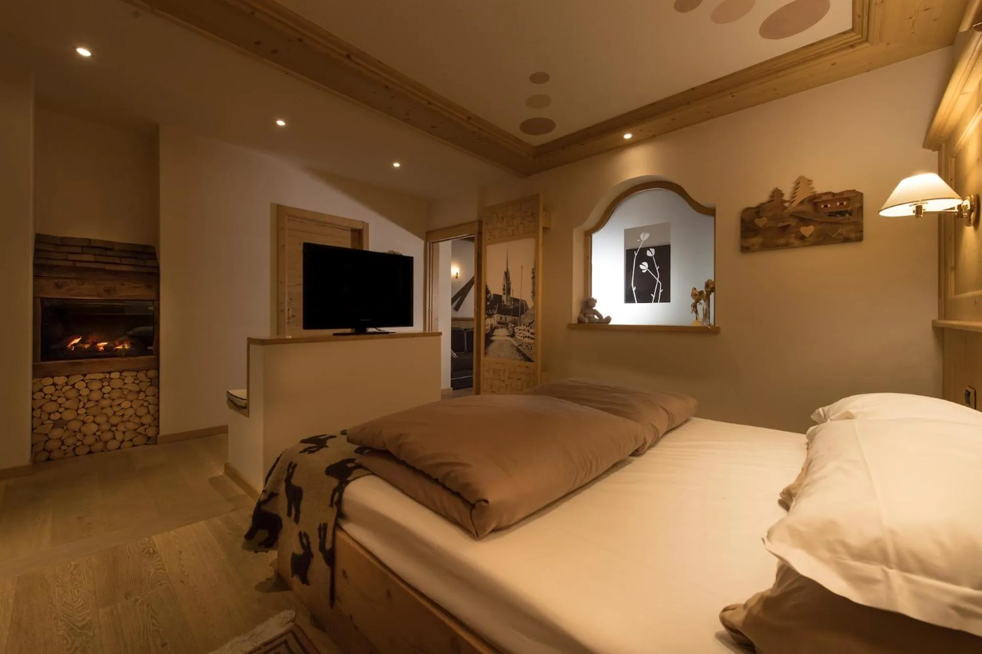 Photo of the whole room, Bed in Hotel Patrizia Dolomites Glamour