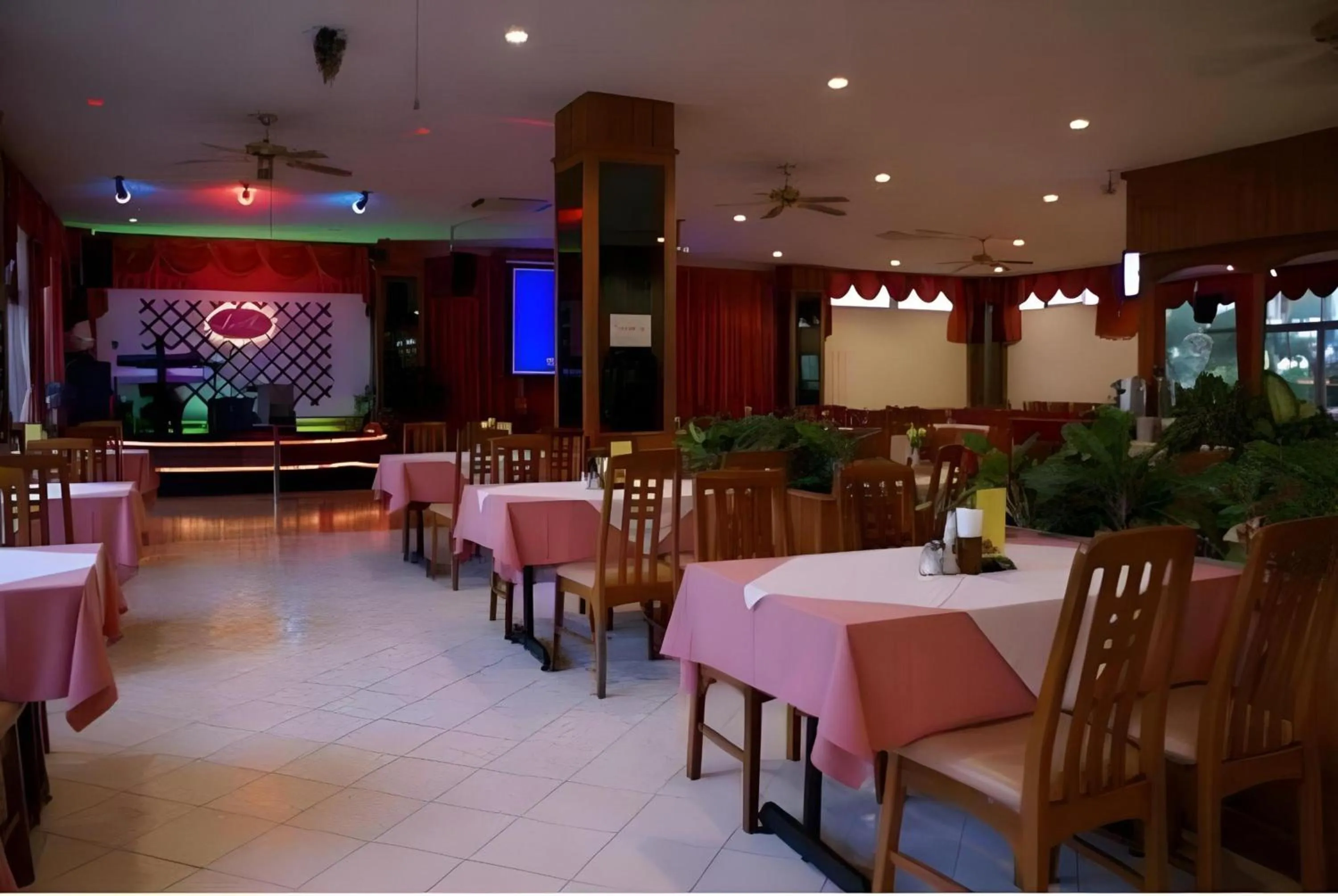 Restaurant/places to eat in Sunday JA Plus Hotel