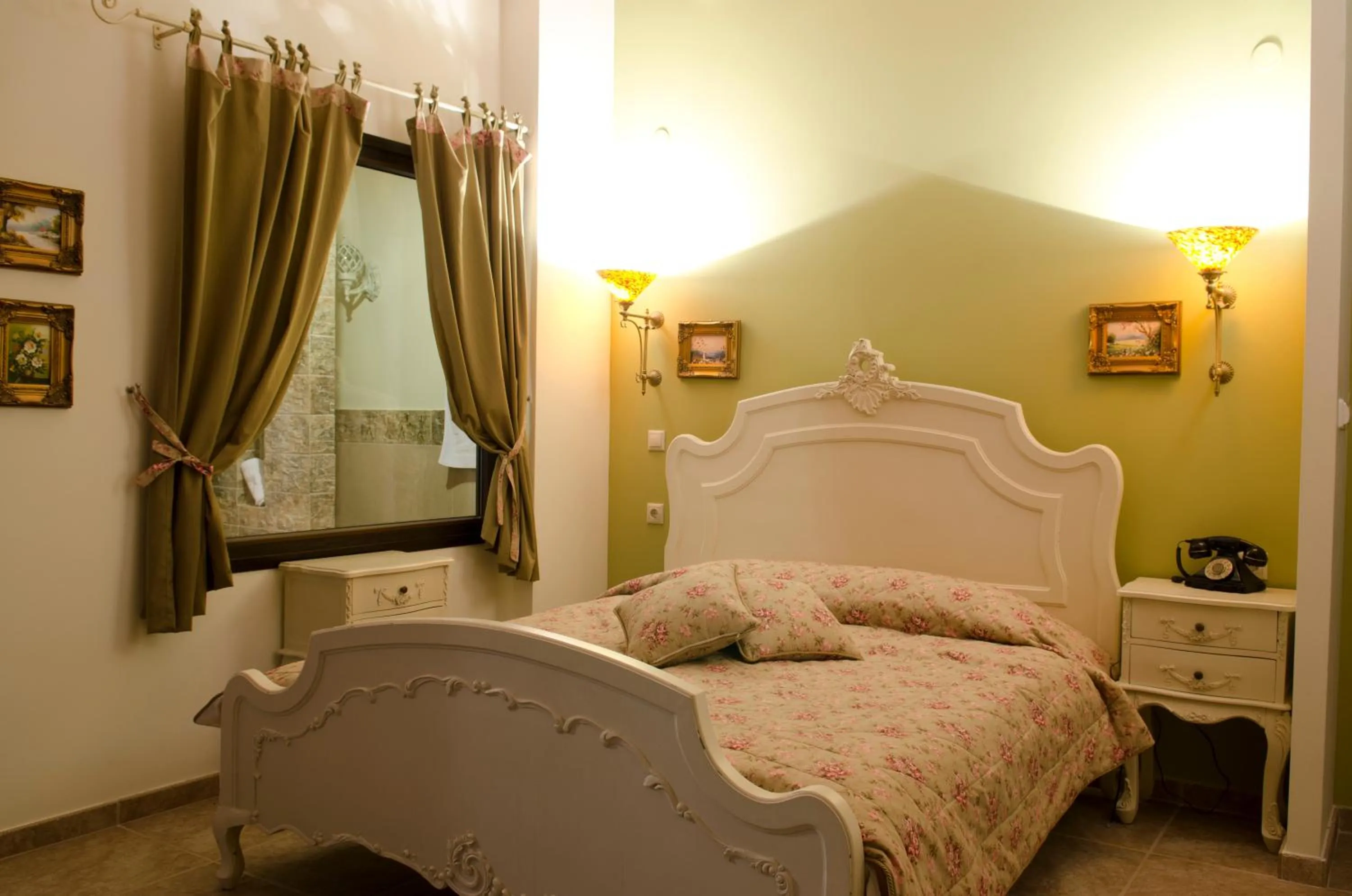 Photo of the whole room, Bed in Atrion Highland Hotel