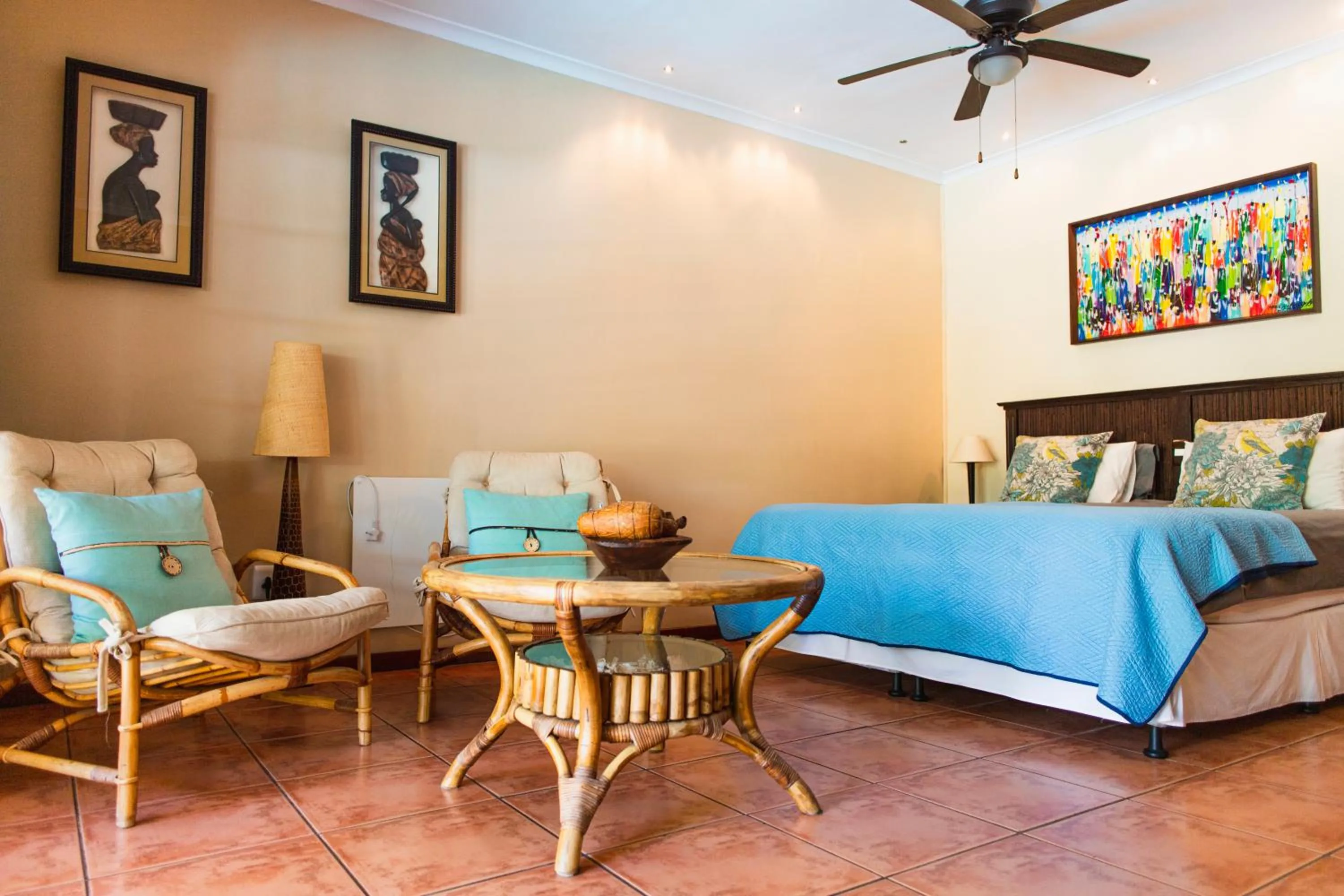 Living room, Bed in Khashamongo B & B