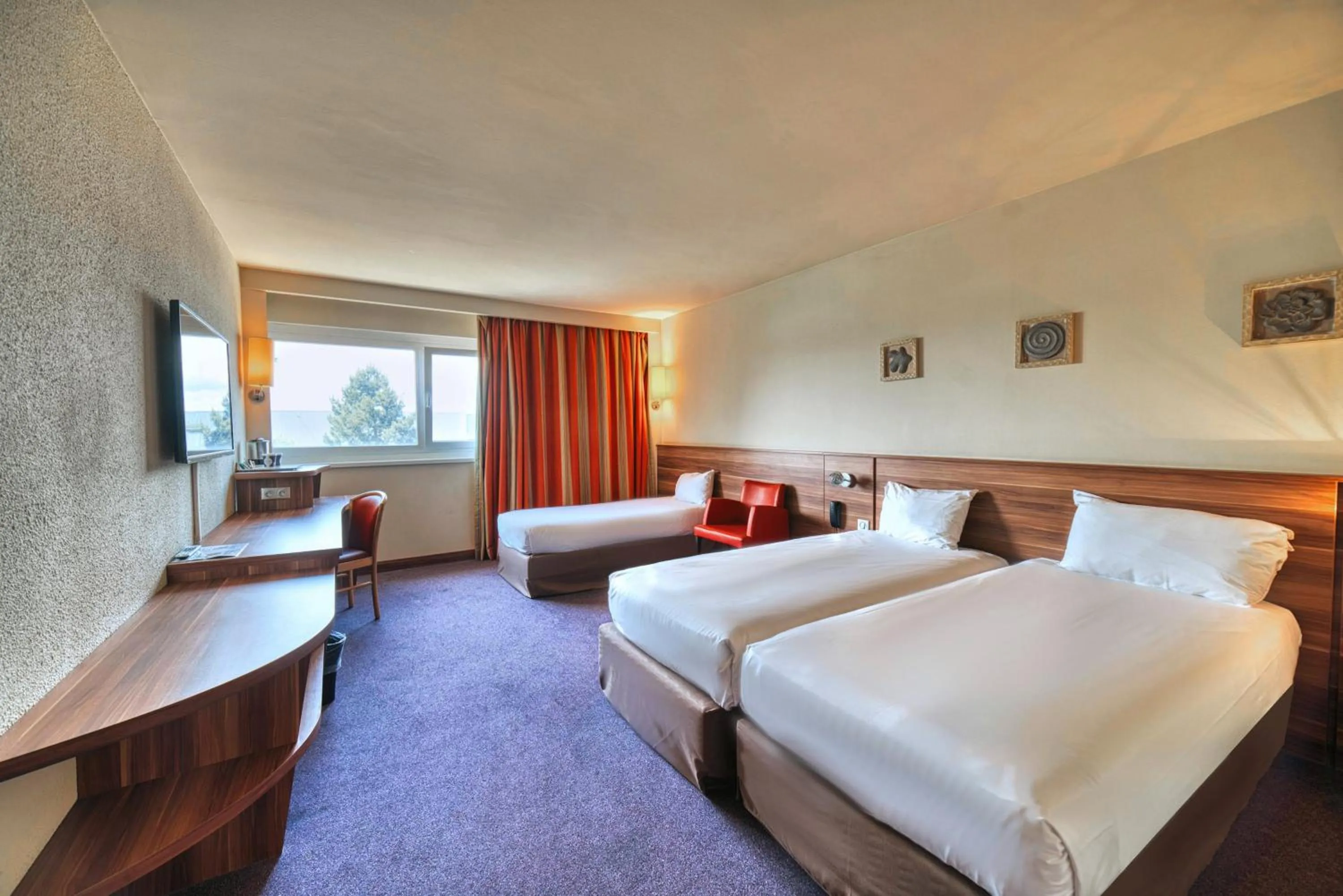 Bed in Kyriad Prestige Mulhouse - Basel