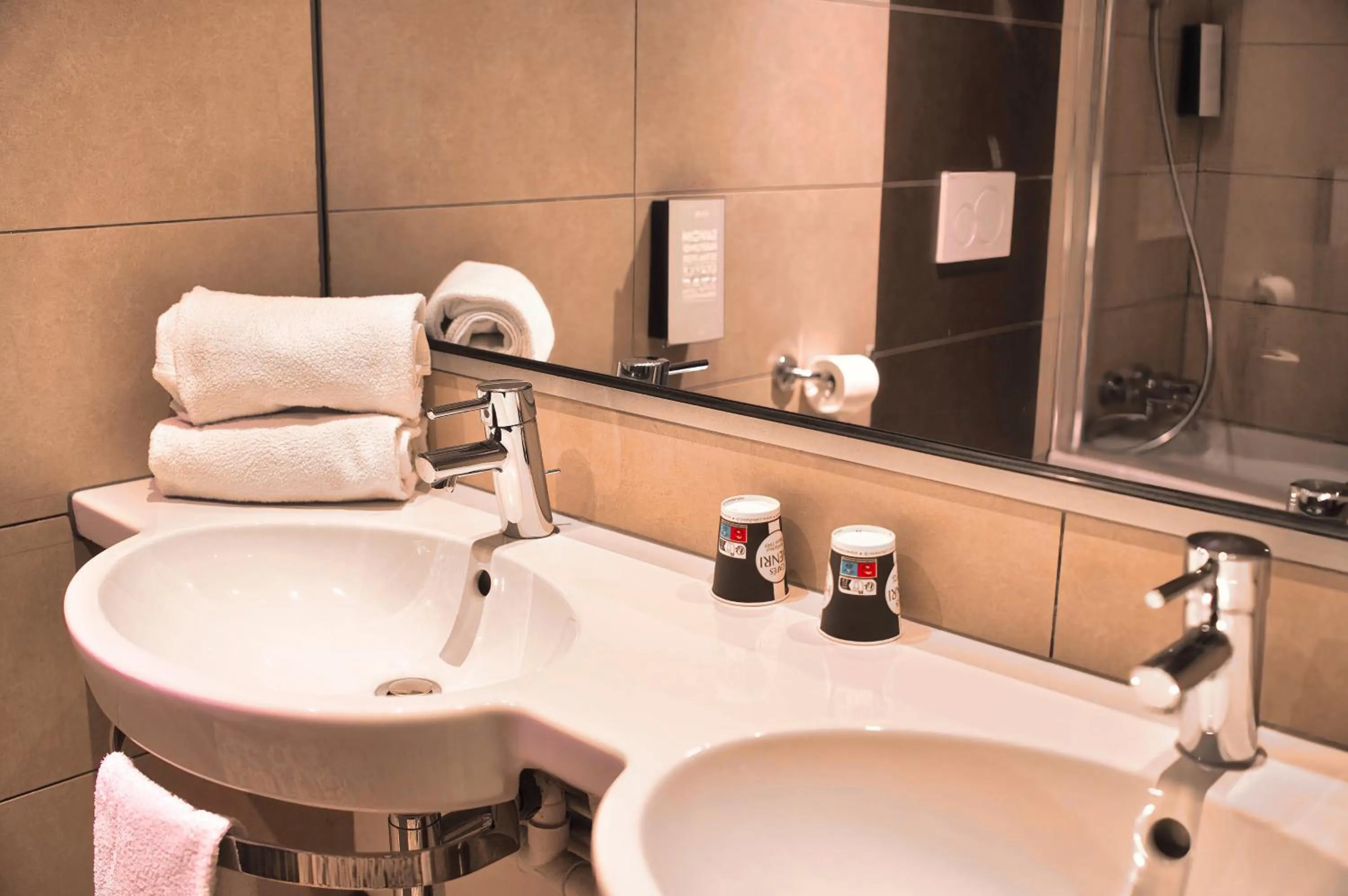 Bathroom in Kyriad Prestige Mulhouse - Basel