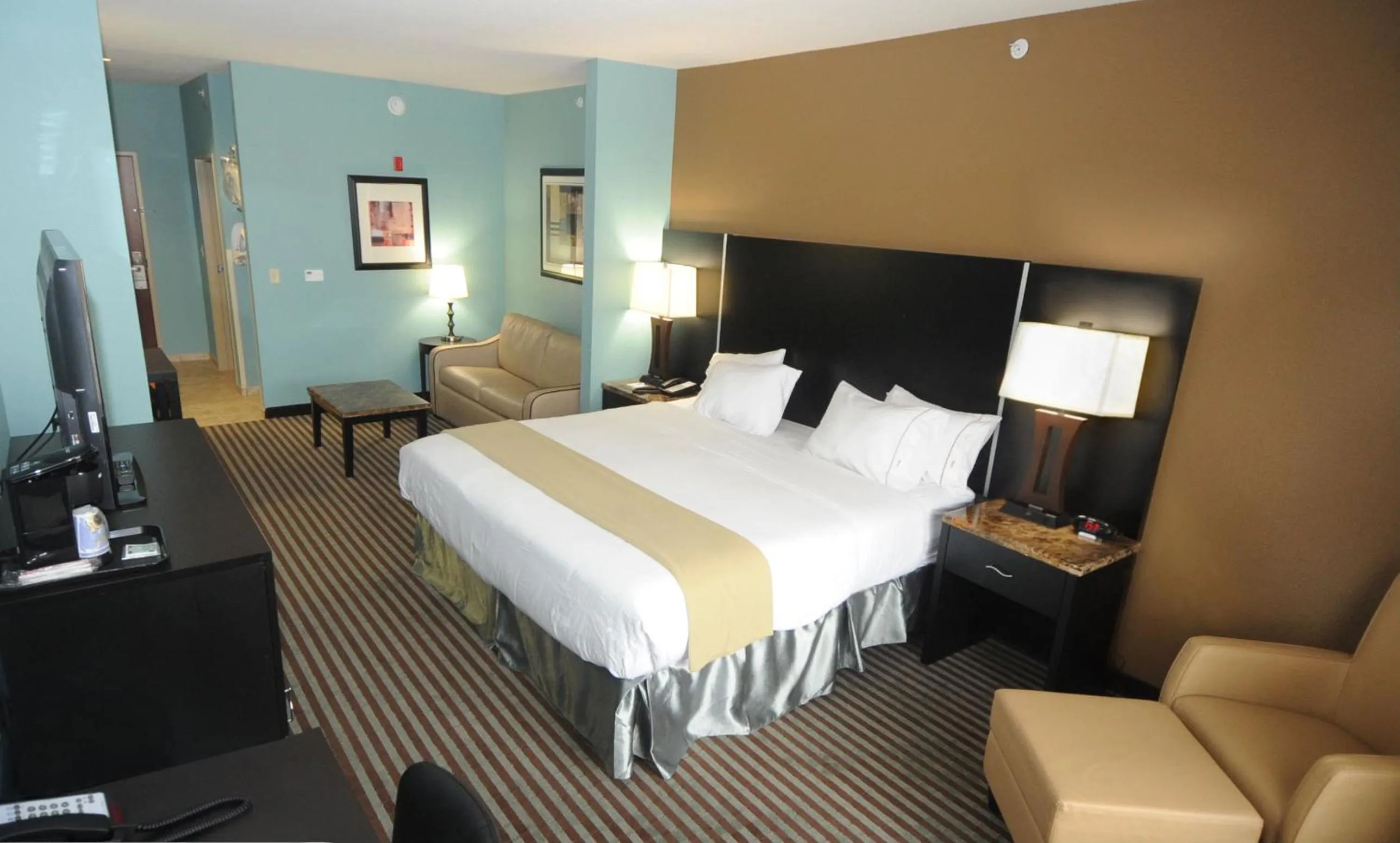 Photo of the whole room, Bed in Holiday Inn Express Somerset by IHG