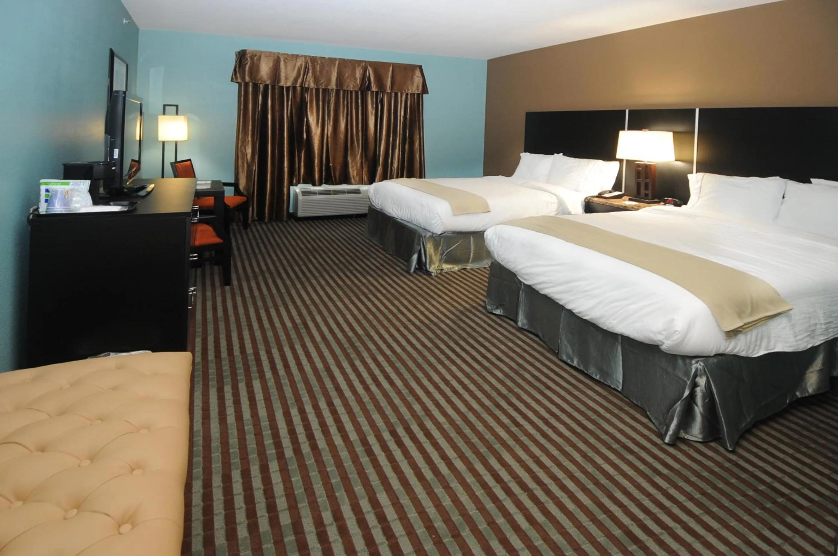 Photo of the whole room, Bed in Holiday Inn Express Somerset by IHG