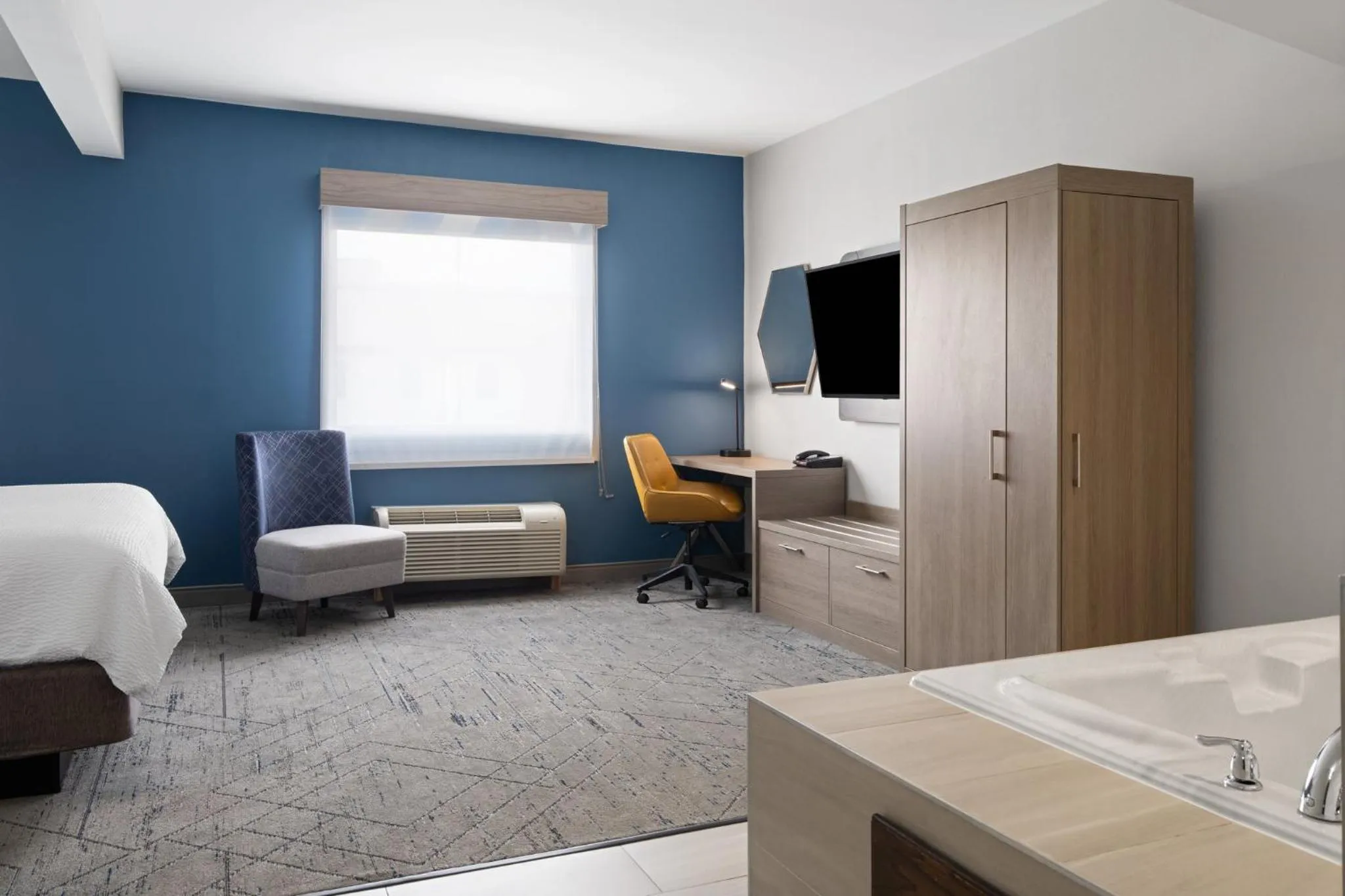 Photo of the whole room, Bed in Holiday Inn Express Toledo North by IHG