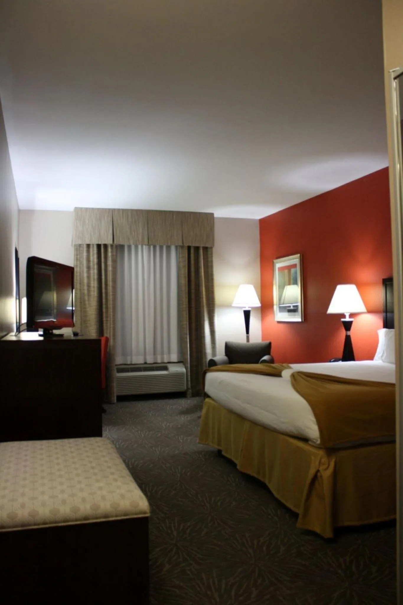 Photo of the whole room, Bed in Holiday Inn Express Toledo North by IHG
