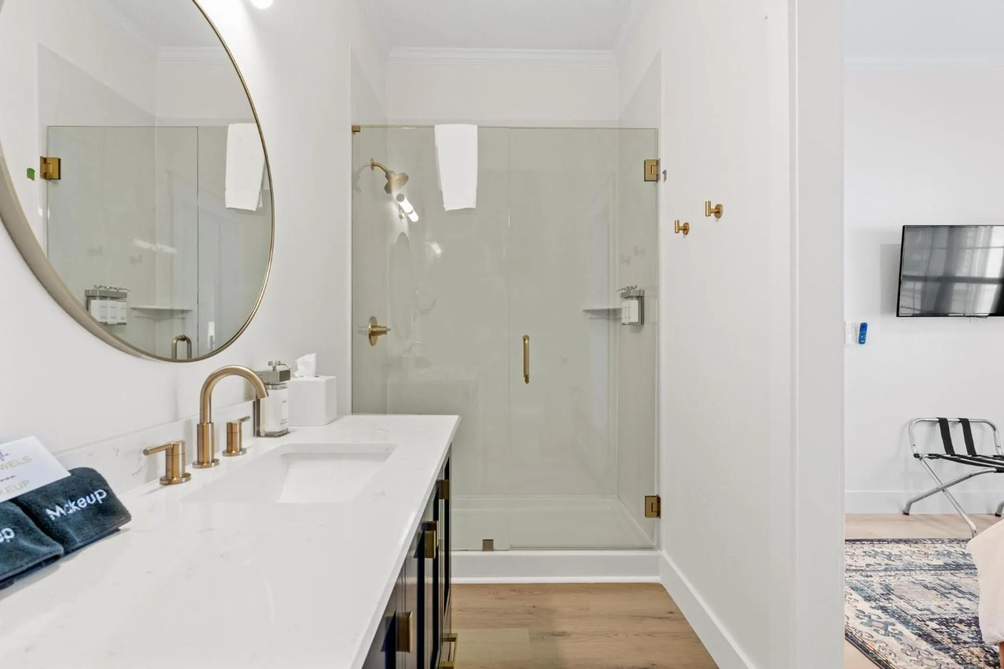 Shower, Bed in 27 on Park Boutique Hotel & Venue