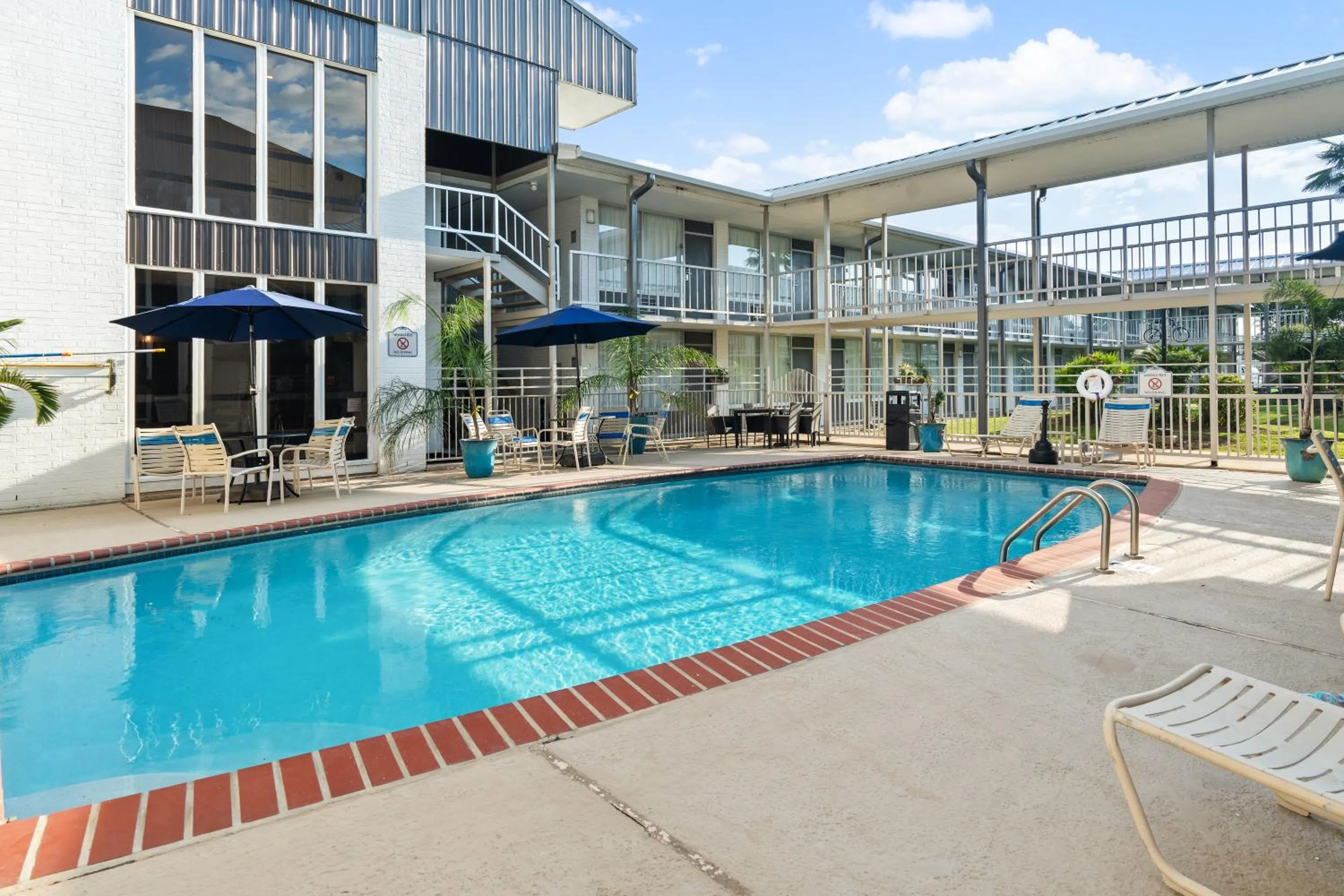 Pool view in Plantation Inn