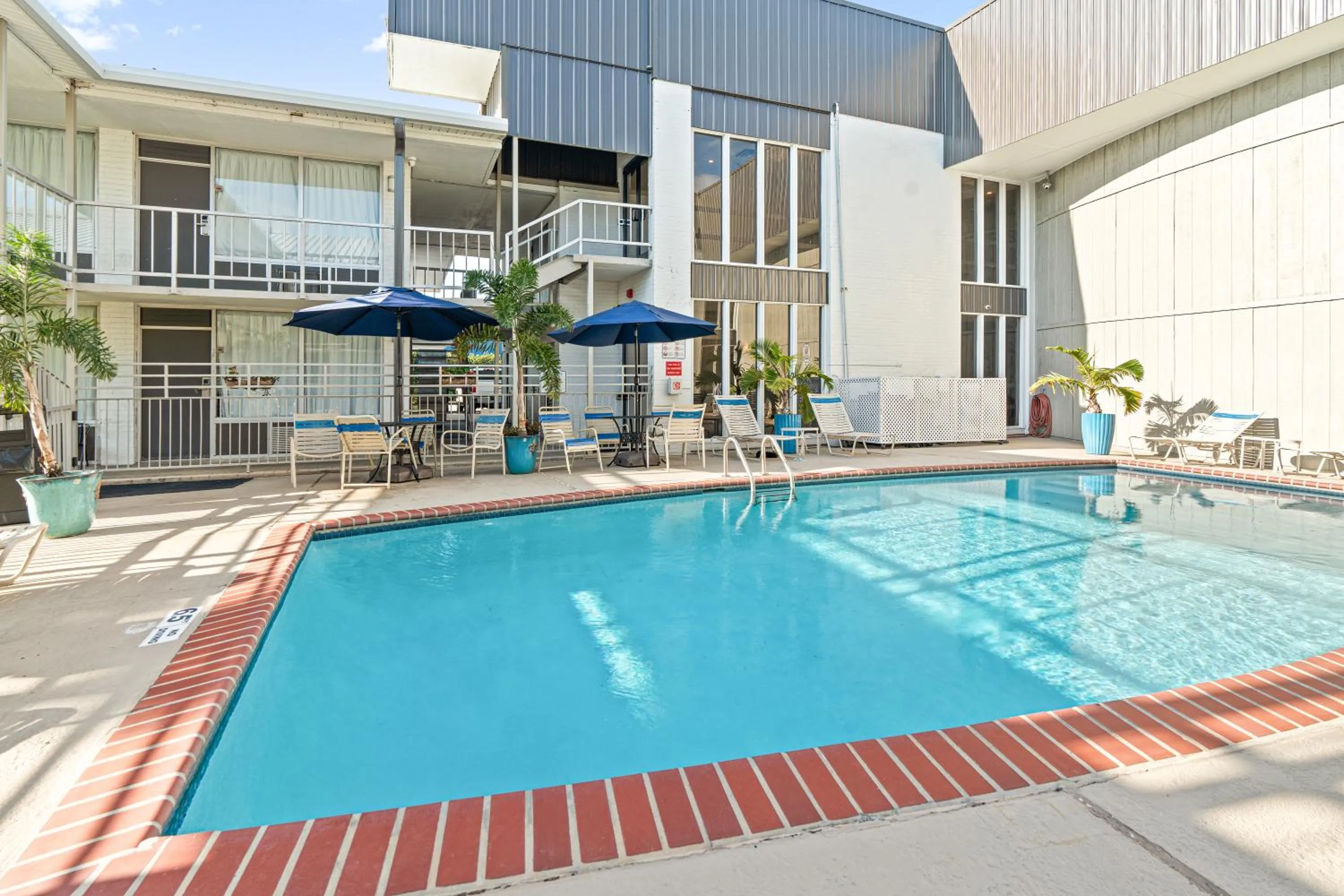 Pool view in Plantation Inn
