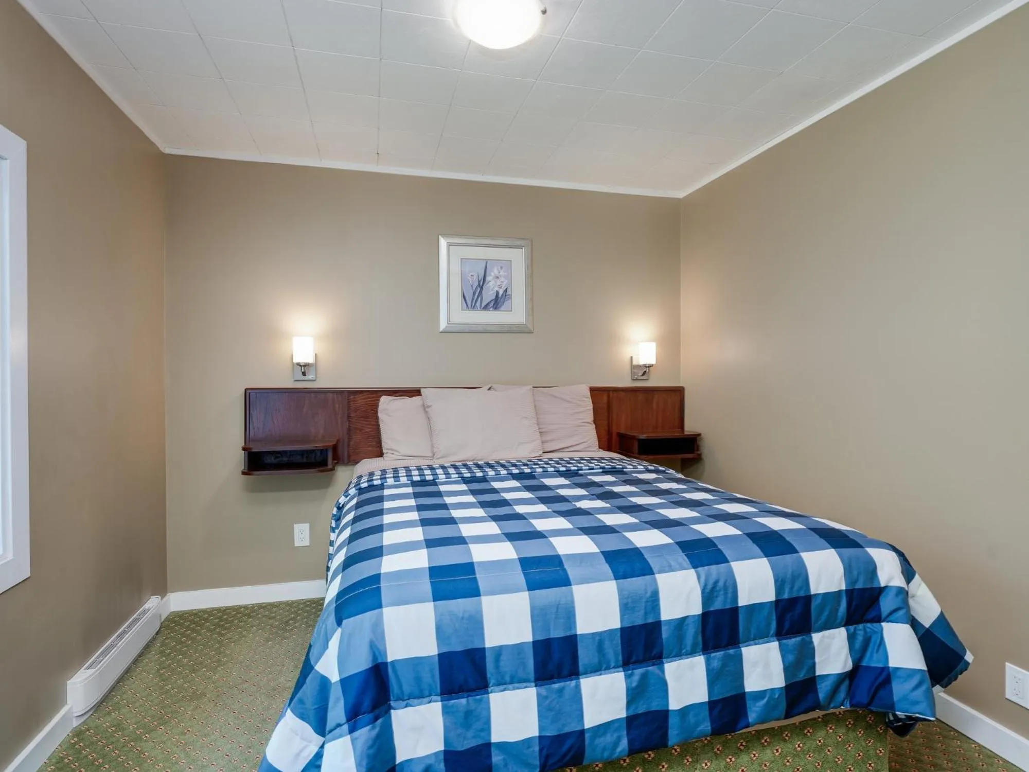 Bed in Malahat Bungalows Motel