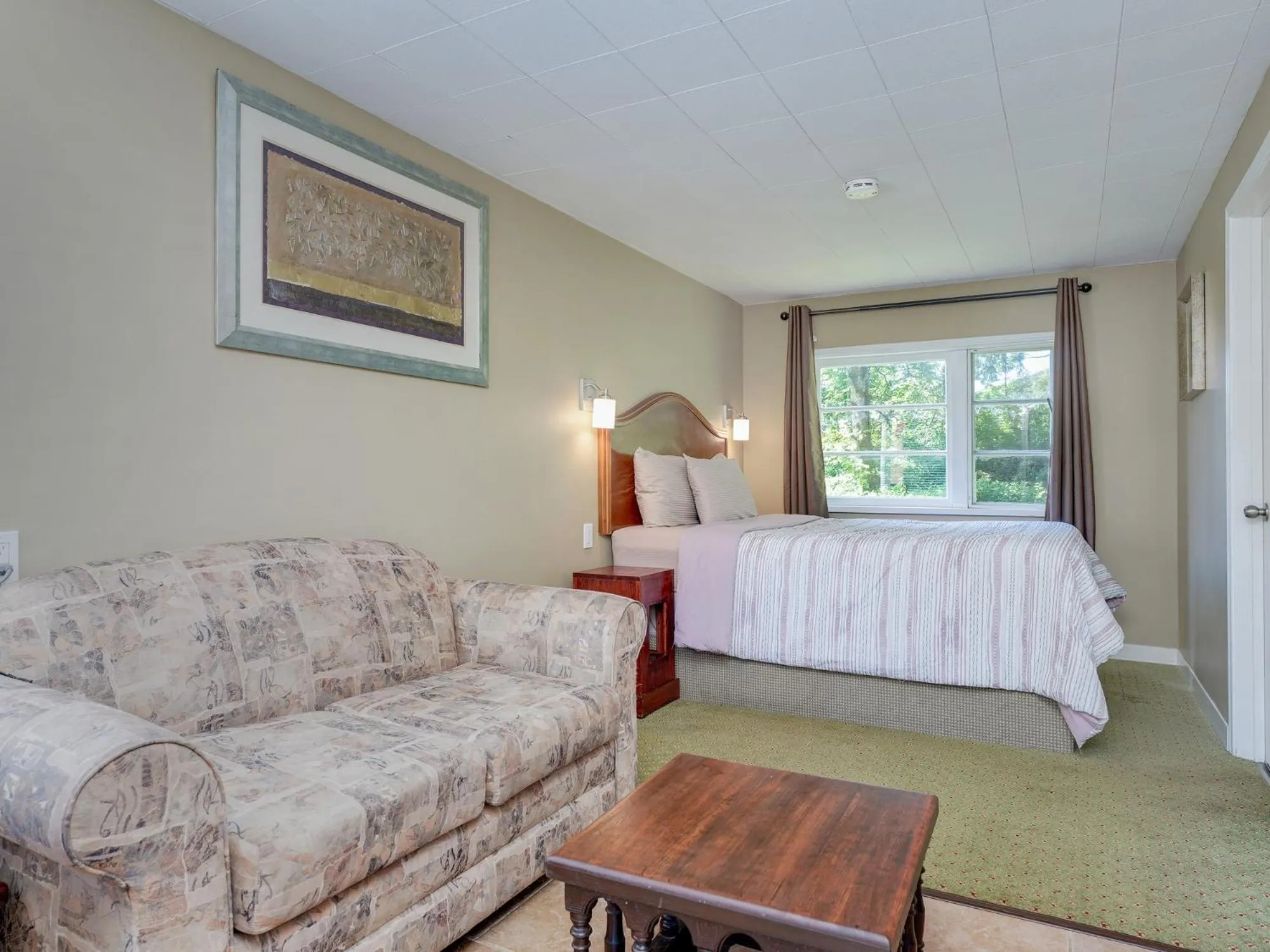 Bed in Malahat Bungalows Motel