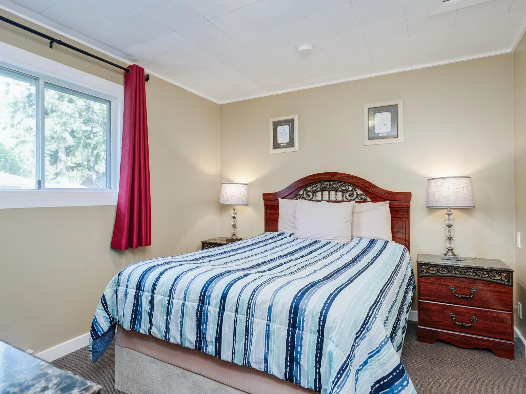 Bed in Malahat Bungalows Motel