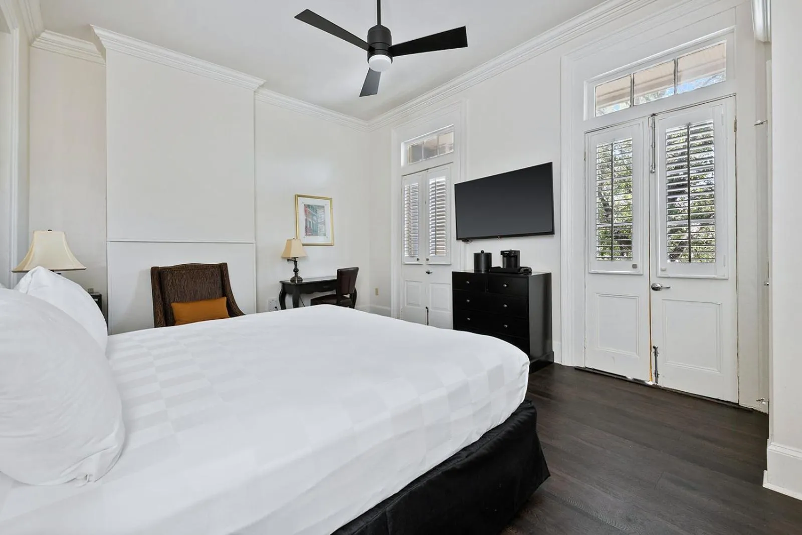 Bed in Historic Streetcar Inn