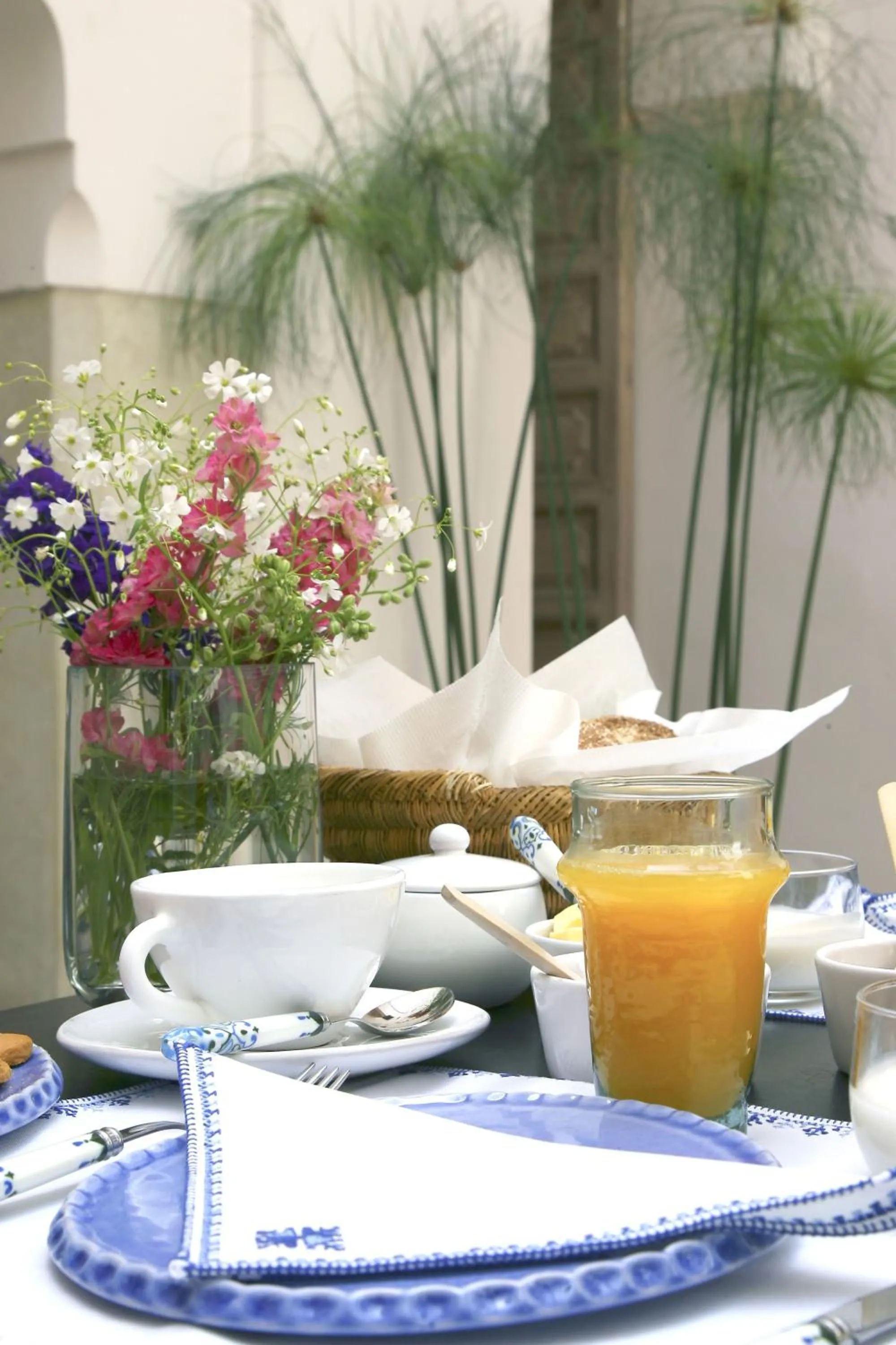 Restaurant/places to eat in Dar Housnia