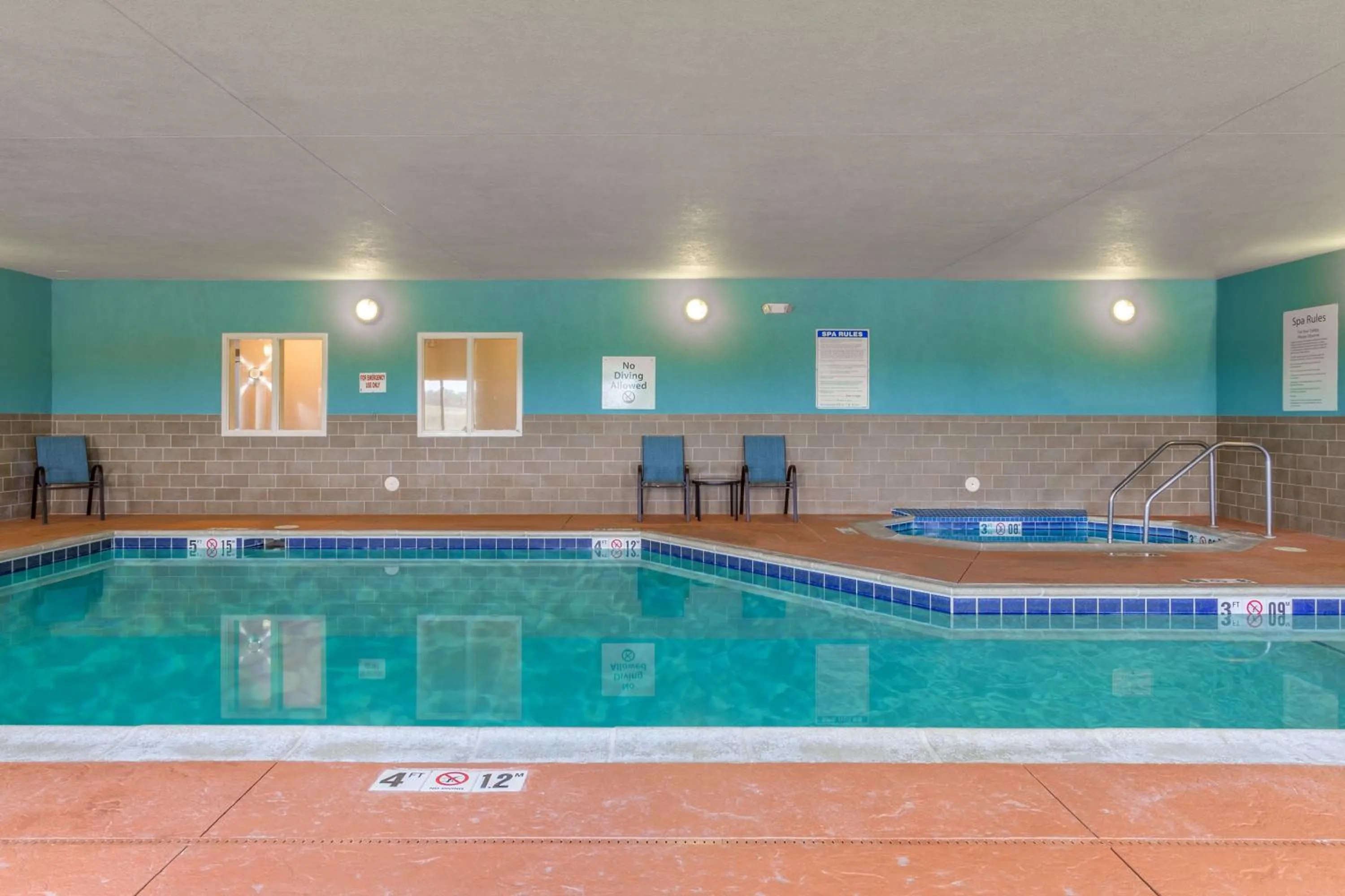Swimming pool in Holiday Inn Express - Albert Lea by IHG