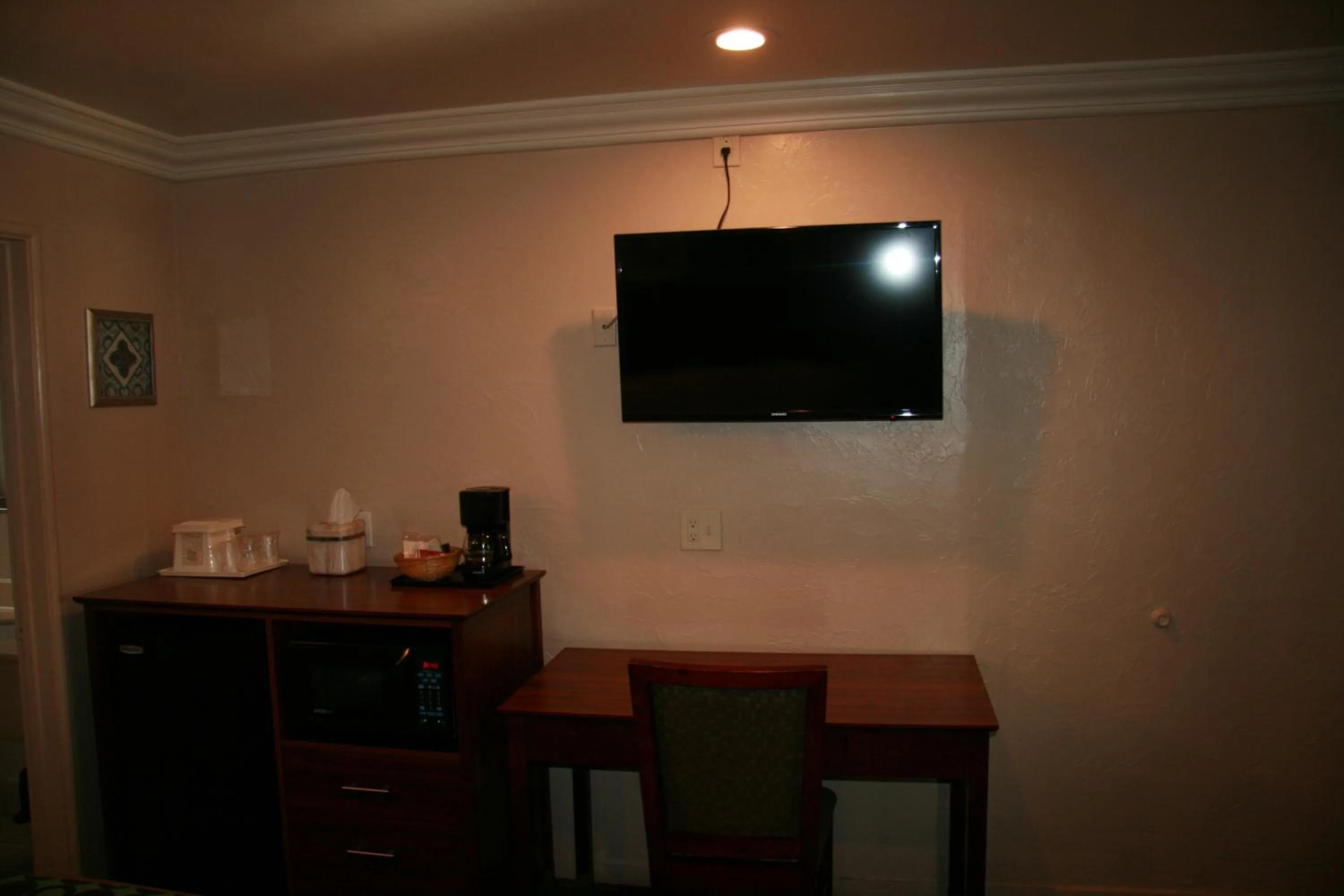 Seating area in Civic Center Lodge / Lake Merritt BART