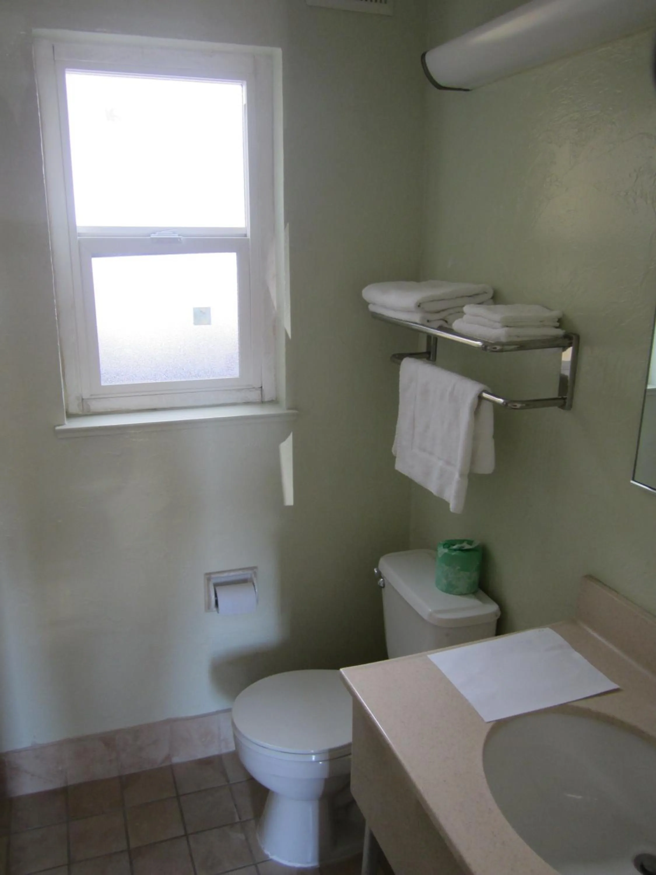 Bathroom in Civic Center Lodge / Lake Merritt BART