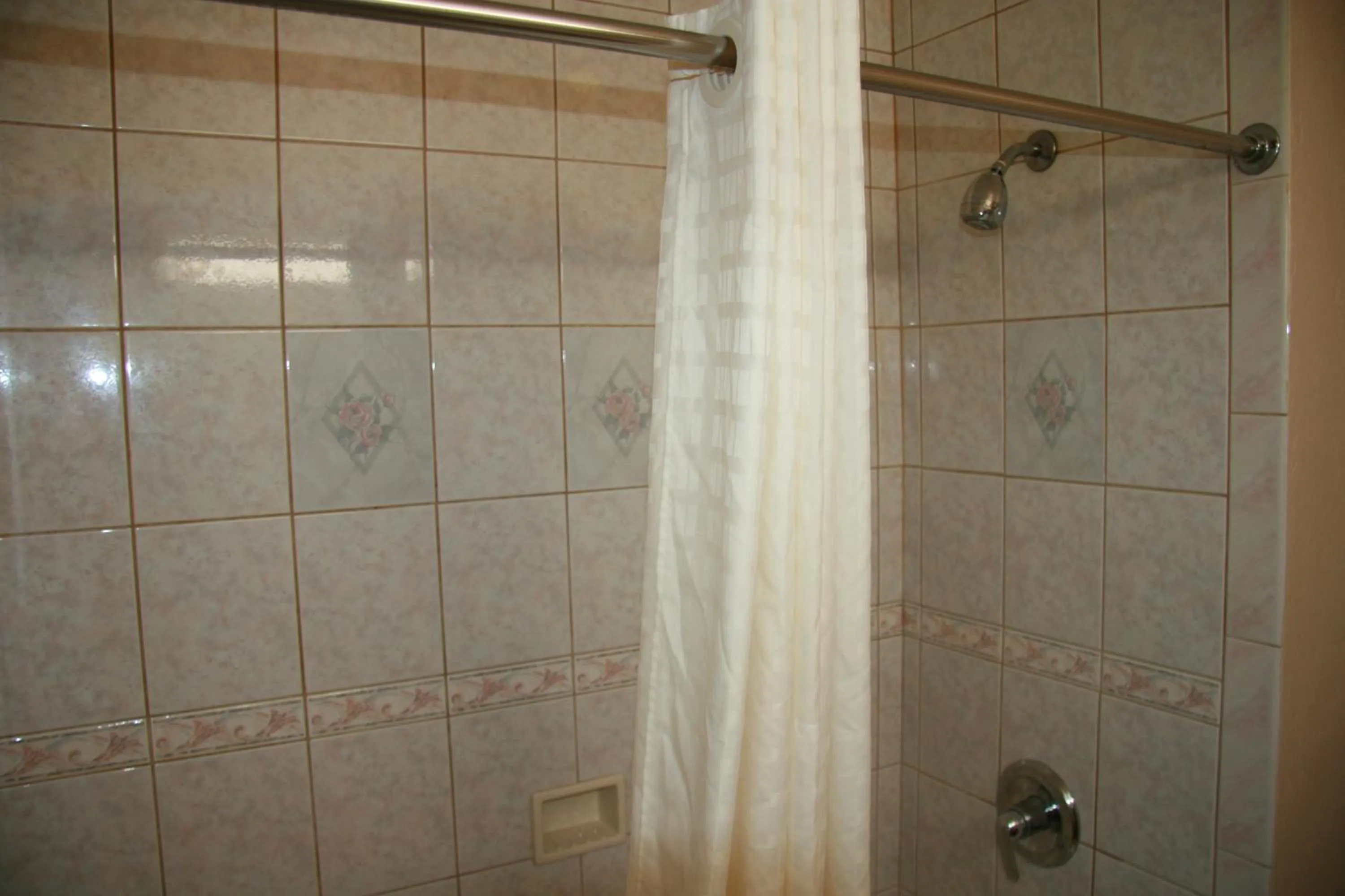 Shower in Civic Center Lodge / Lake Merritt BART