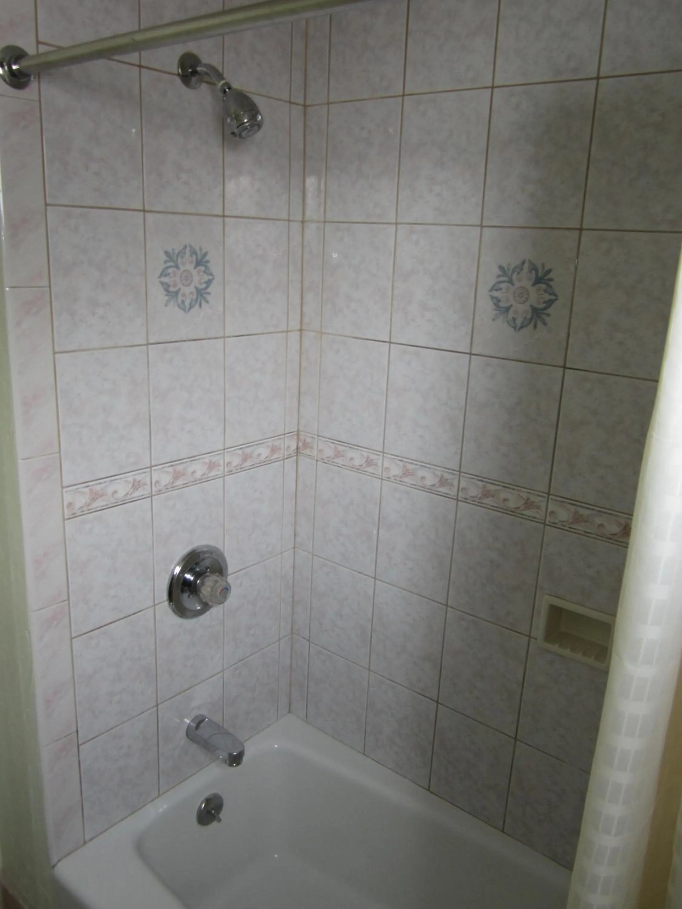 Bathroom in Civic Center Lodge / Lake Merritt BART