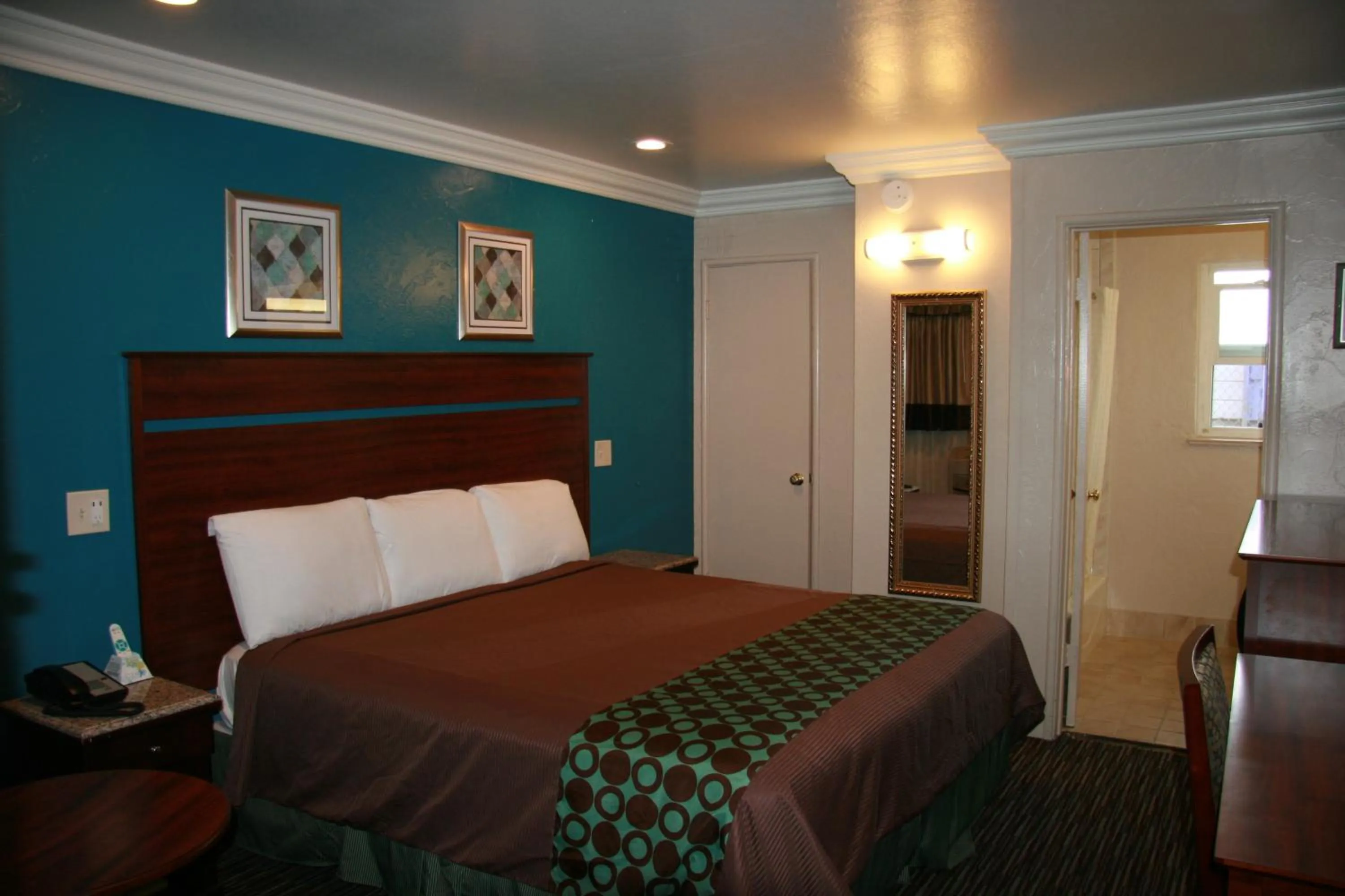 Bedroom, Bed in Civic Center Lodge / Lake Merritt BART