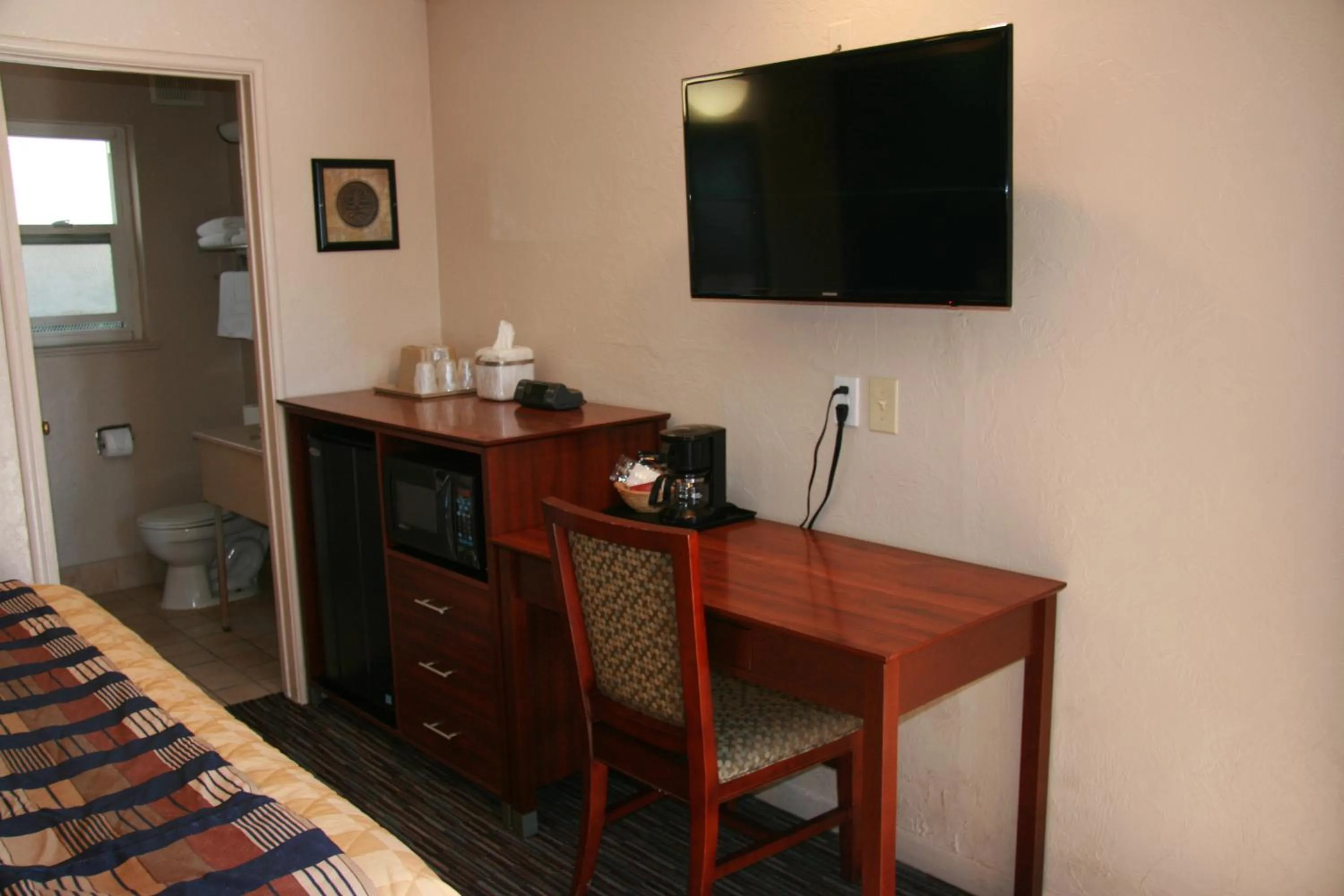 TV and multimedia, Bed in Civic Center Lodge / Lake Merritt BART