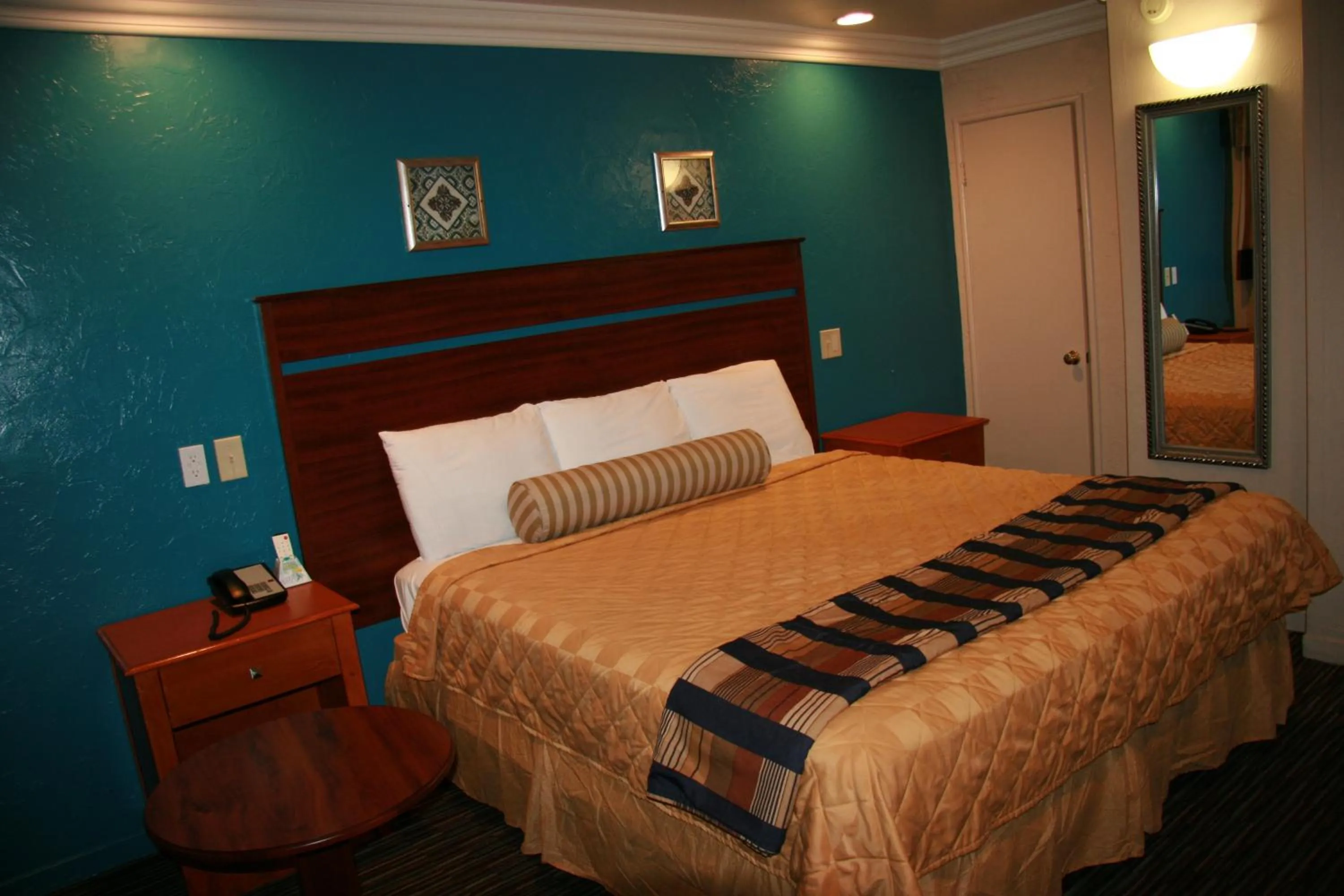 Bedroom, Bed in Civic Center Lodge / Lake Merritt BART