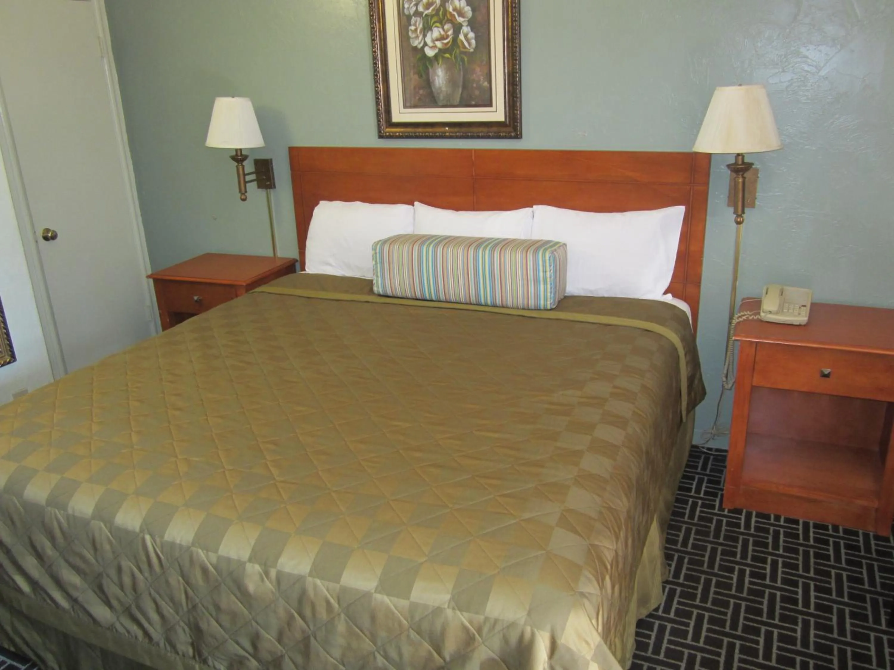 Bed in Civic Center Lodge / Lake Merritt BART