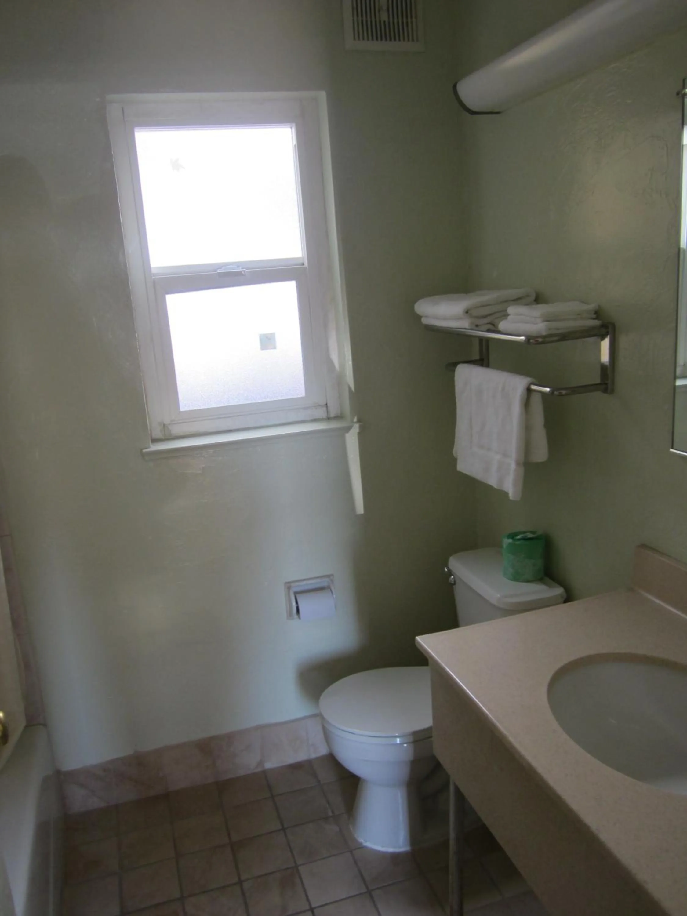 Day in Civic Center Lodge / Lake Merritt BART