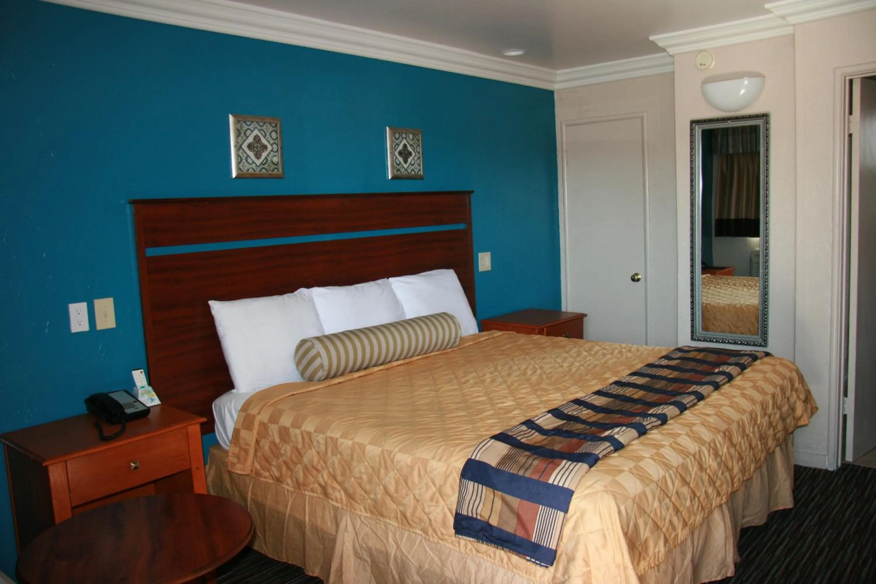 Bedroom, Bed in Civic Center Lodge / Lake Merritt BART