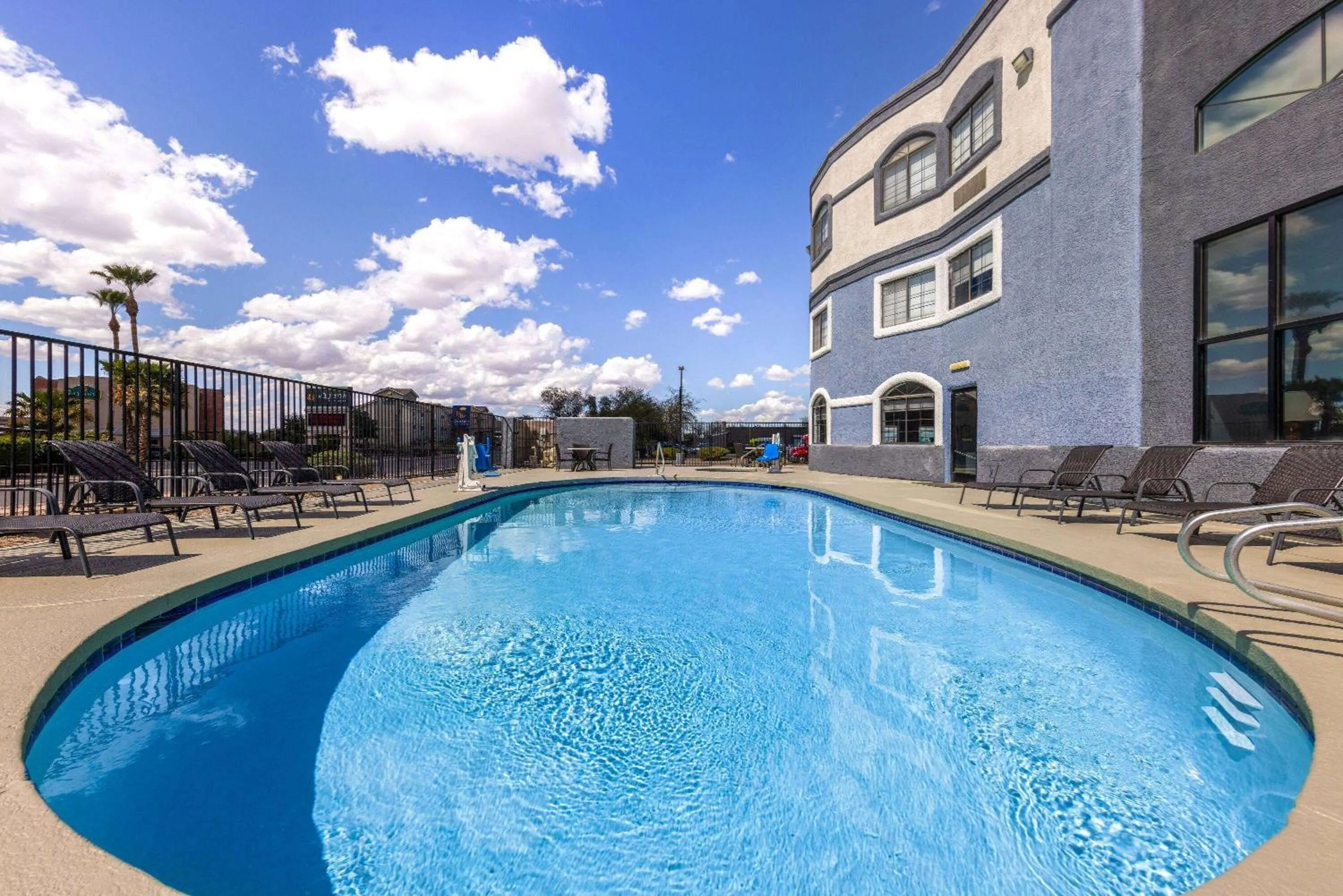 Pool view in Days Inn & Suites by Wyndham Tucson/Marana