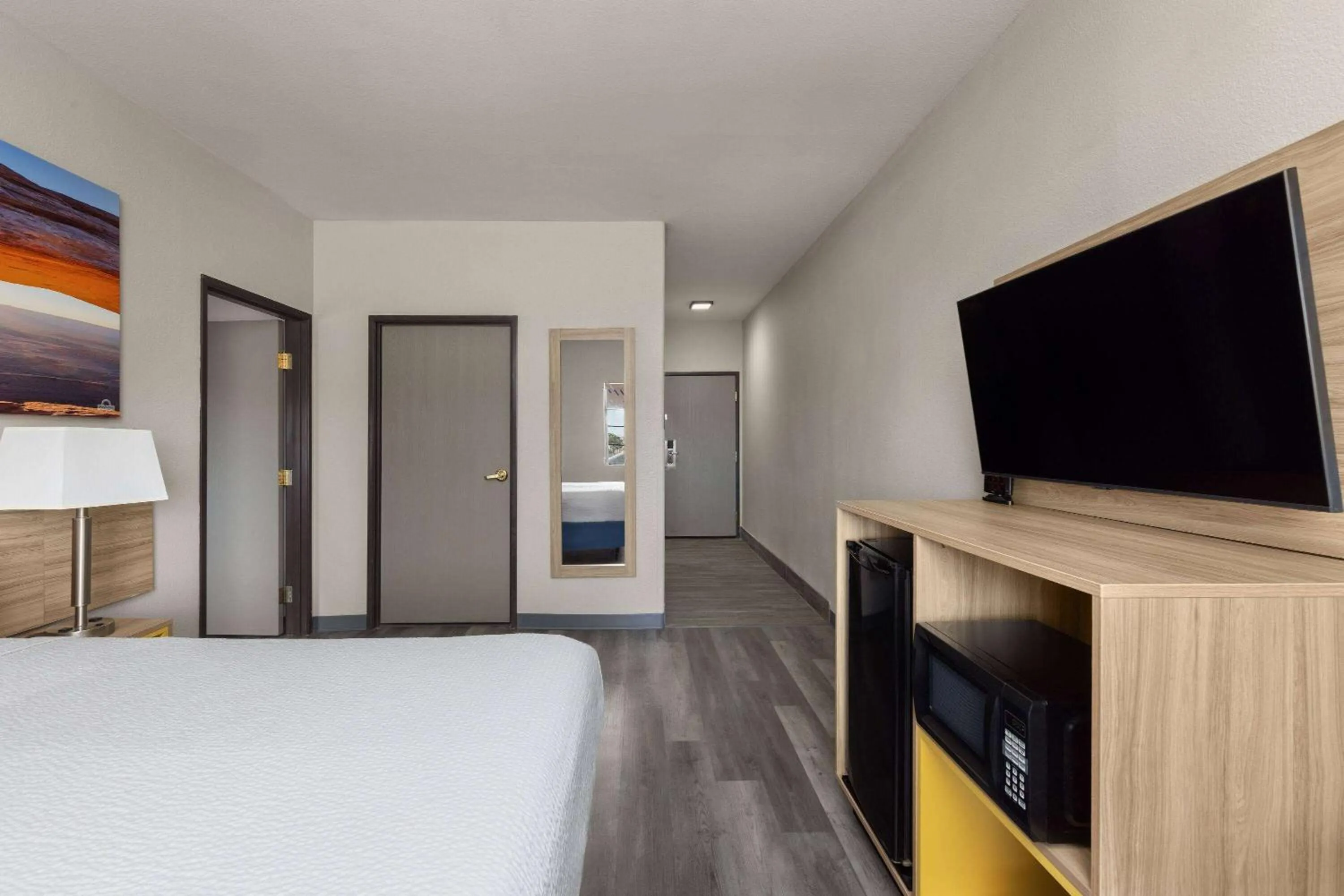 Photo of the whole room, Bed in Days Inn & Suites by Wyndham Tucson/Marana