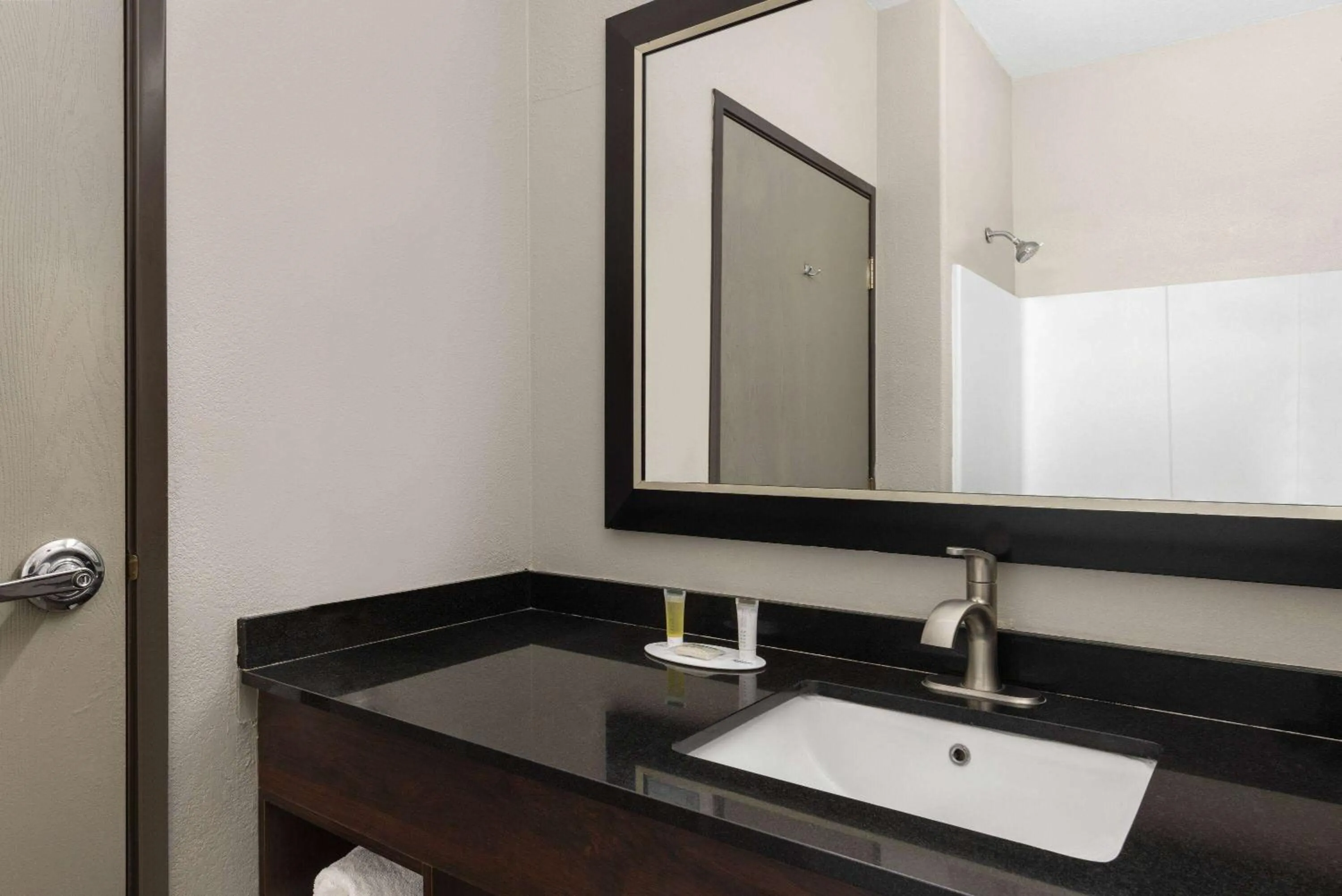 TV and multimedia in Days Inn & Suites by Wyndham Tucson/Marana